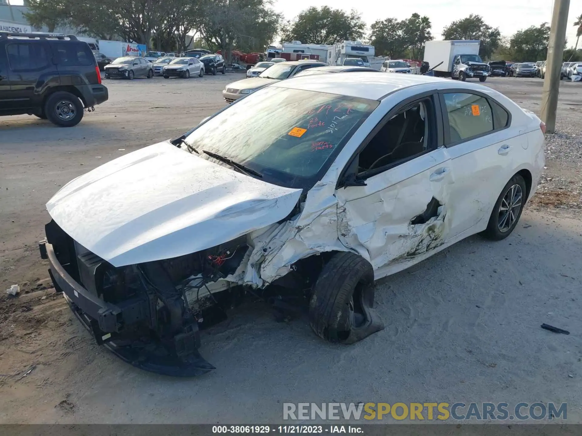 2 fotografías del automóvil dañado 3KPF24AD6PE544534 KIA FORTE 2023