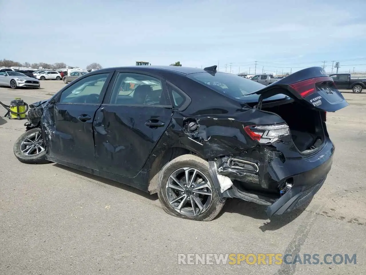 2 fotografías del automóvil dañado 3KPF24AD6PE630457 KIA FORTE 2023