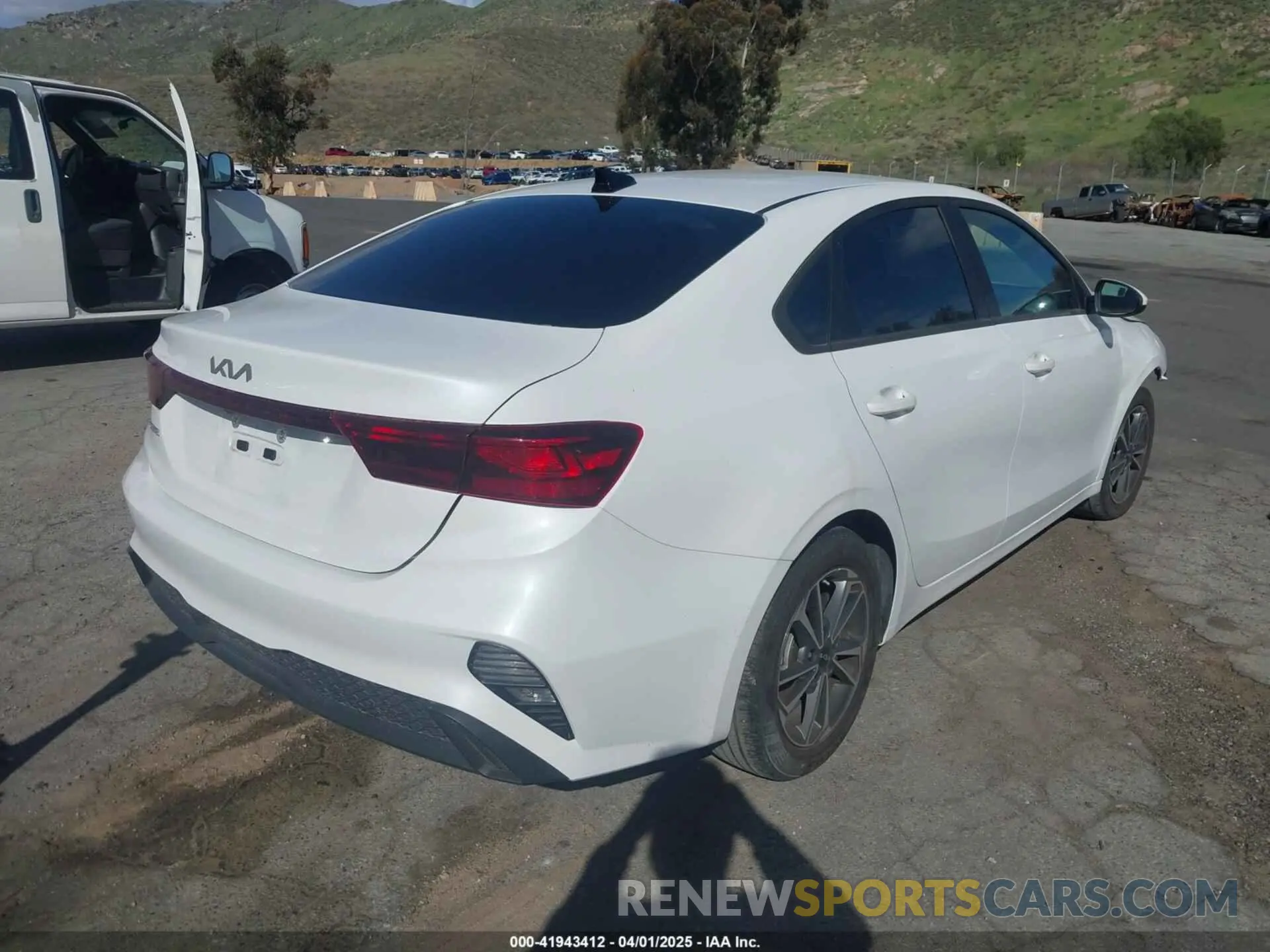 4 fotografías del automóvil dañado 3KPF24AD6PE636307 KIA FORTE 2023