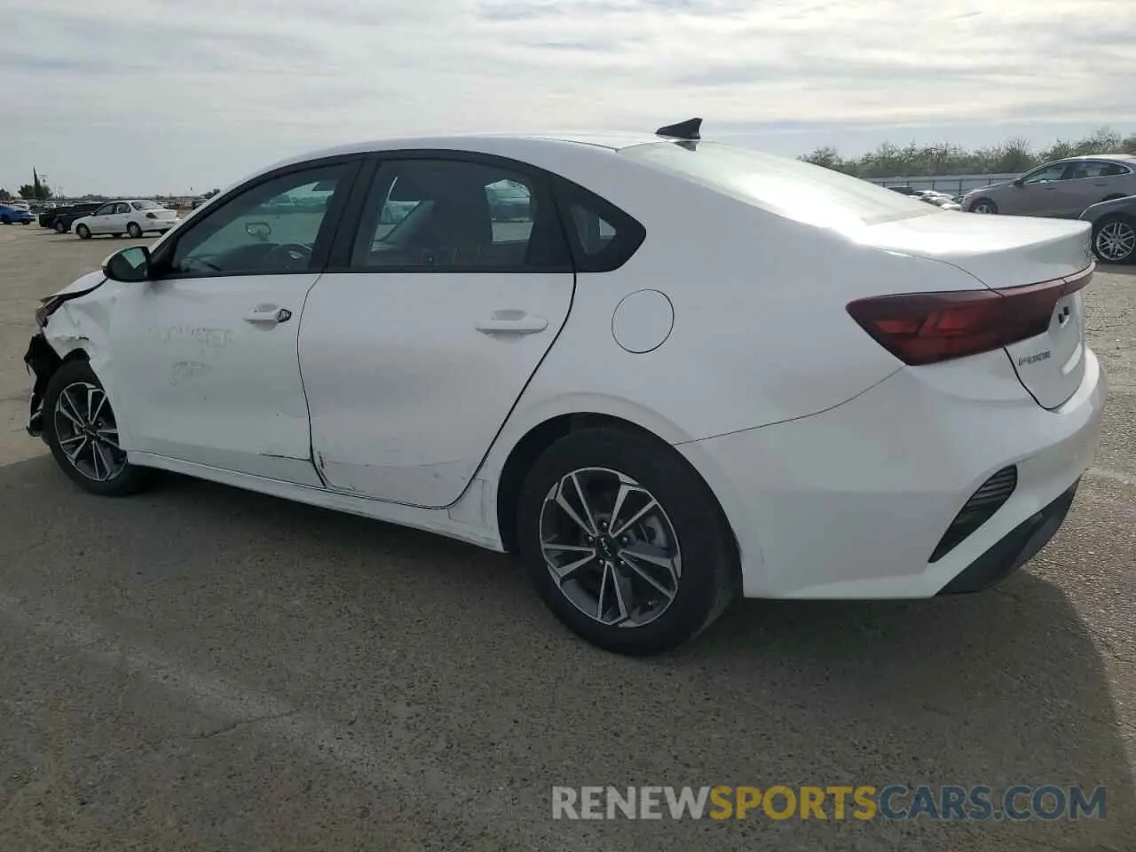 2 fotografías del automóvil dañado 3KPF24AD6PE674538 KIA FORTE 2023