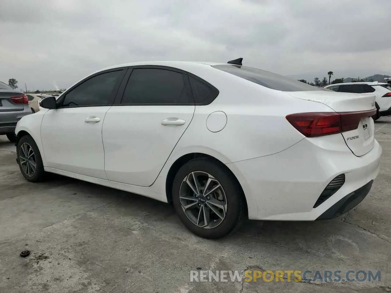 2 fotografías del automóvil dañado 3KPF24AD7PE549175 KIA FORTE 2023