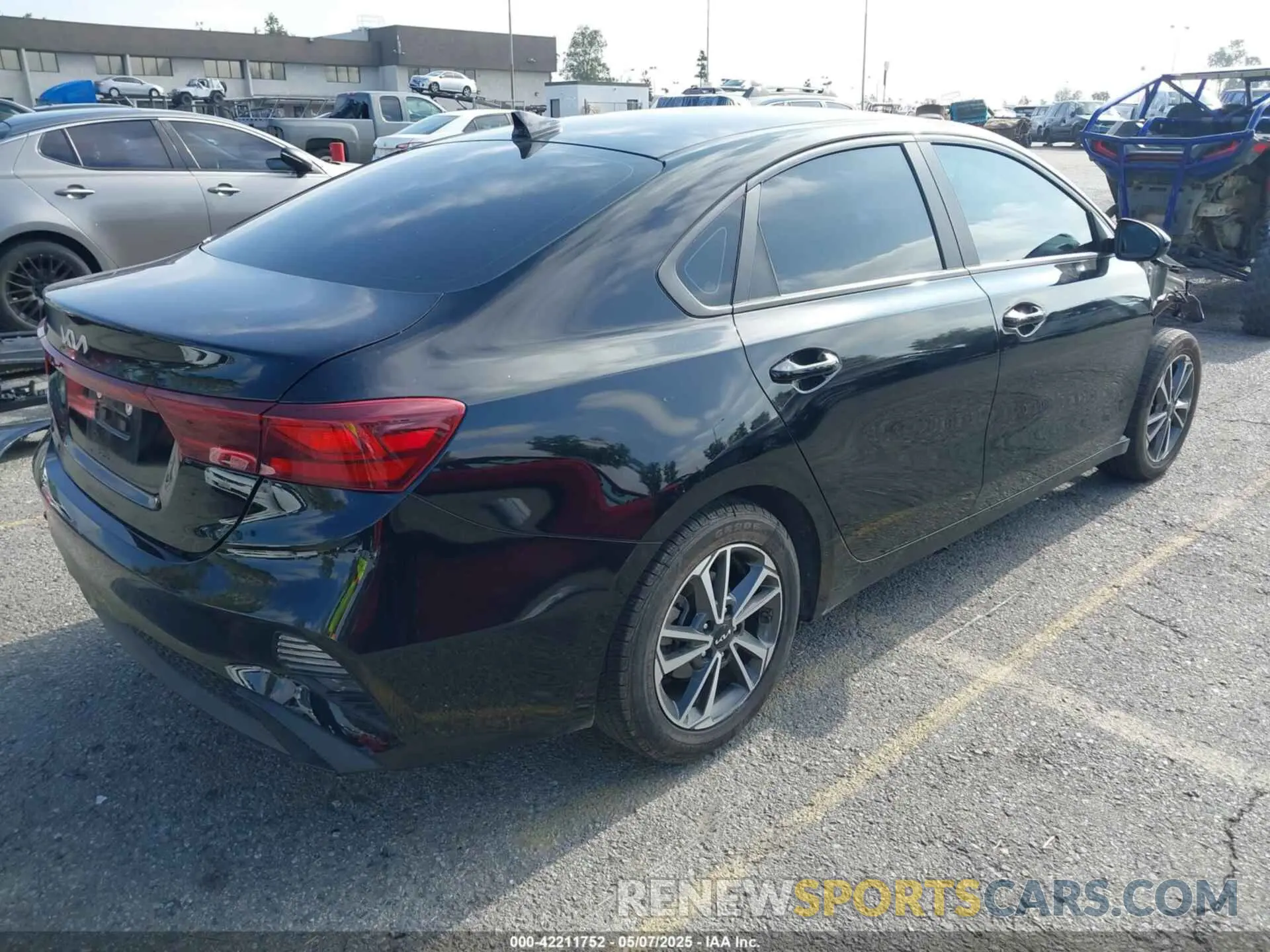 4 fotografías del automóvil dañado 3KPF24AD7PE550875 KIA FORTE 2023