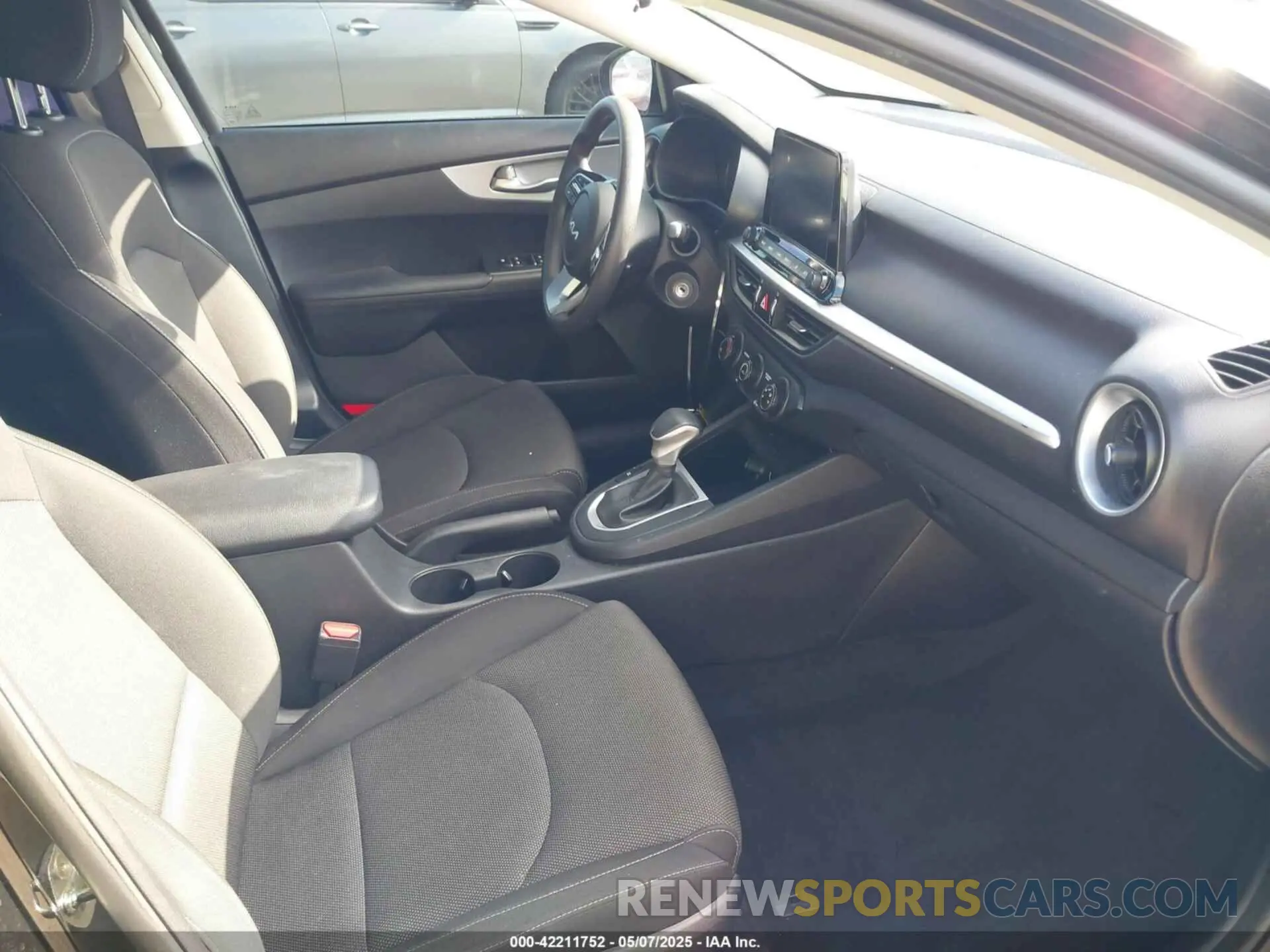5 fotografías del automóvil dañado 3KPF24AD7PE550875 KIA FORTE 2023
