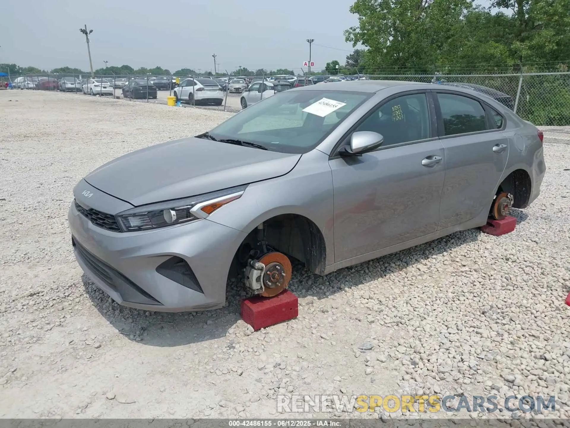 2 fotografías del automóvil dañado 3KPF24AD7PE587120 KIA FORTE 2023