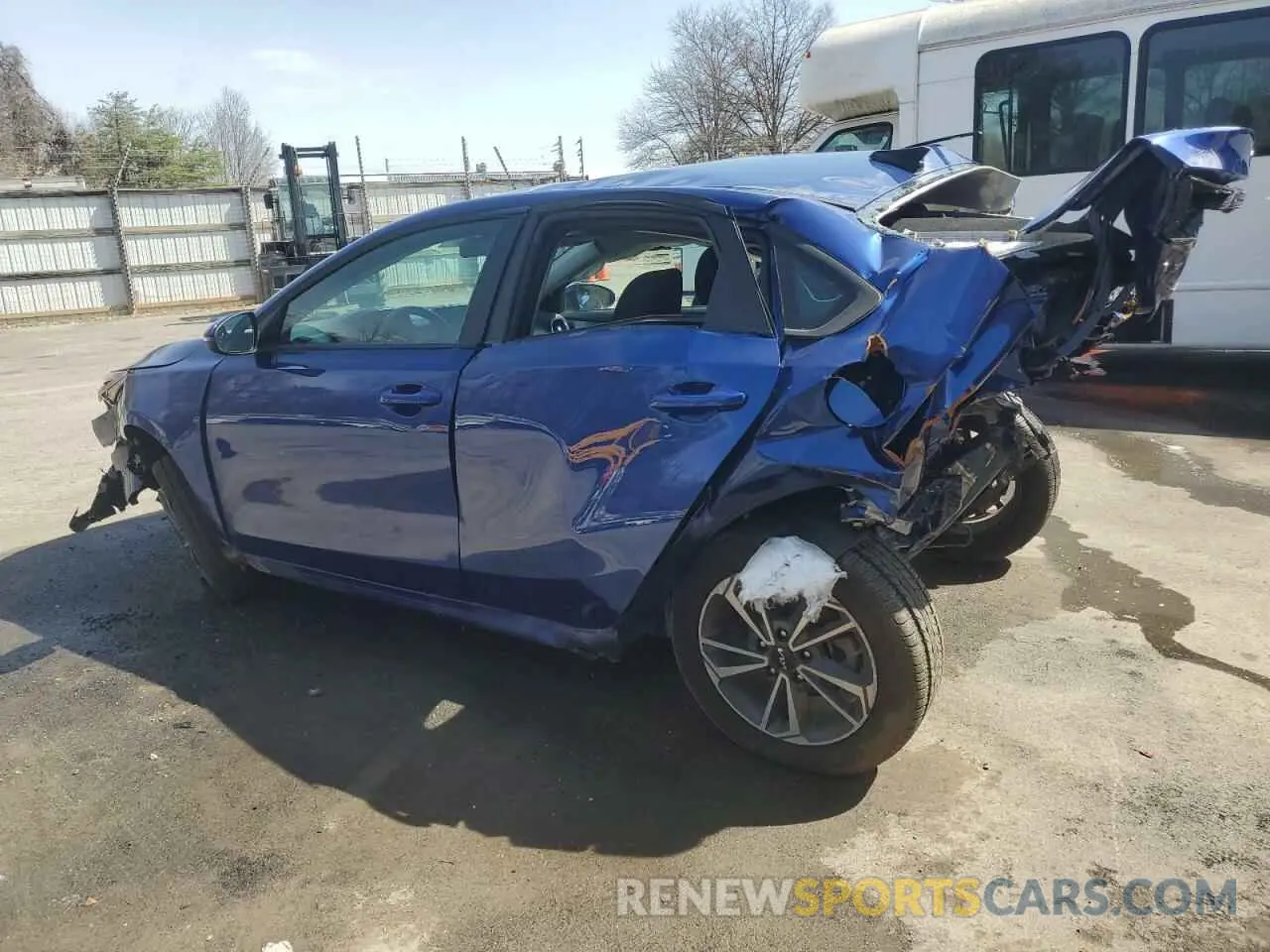 2 fotografías del automóvil dañado 3KPF24AD7PE604952 KIA FORTE 2023