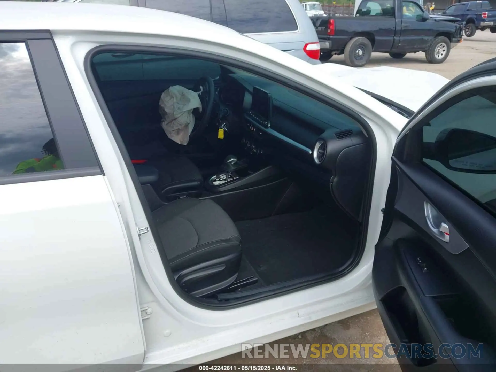 5 fotografías del automóvil dañado 3KPF24AD7PE641760 KIA FORTE 2023