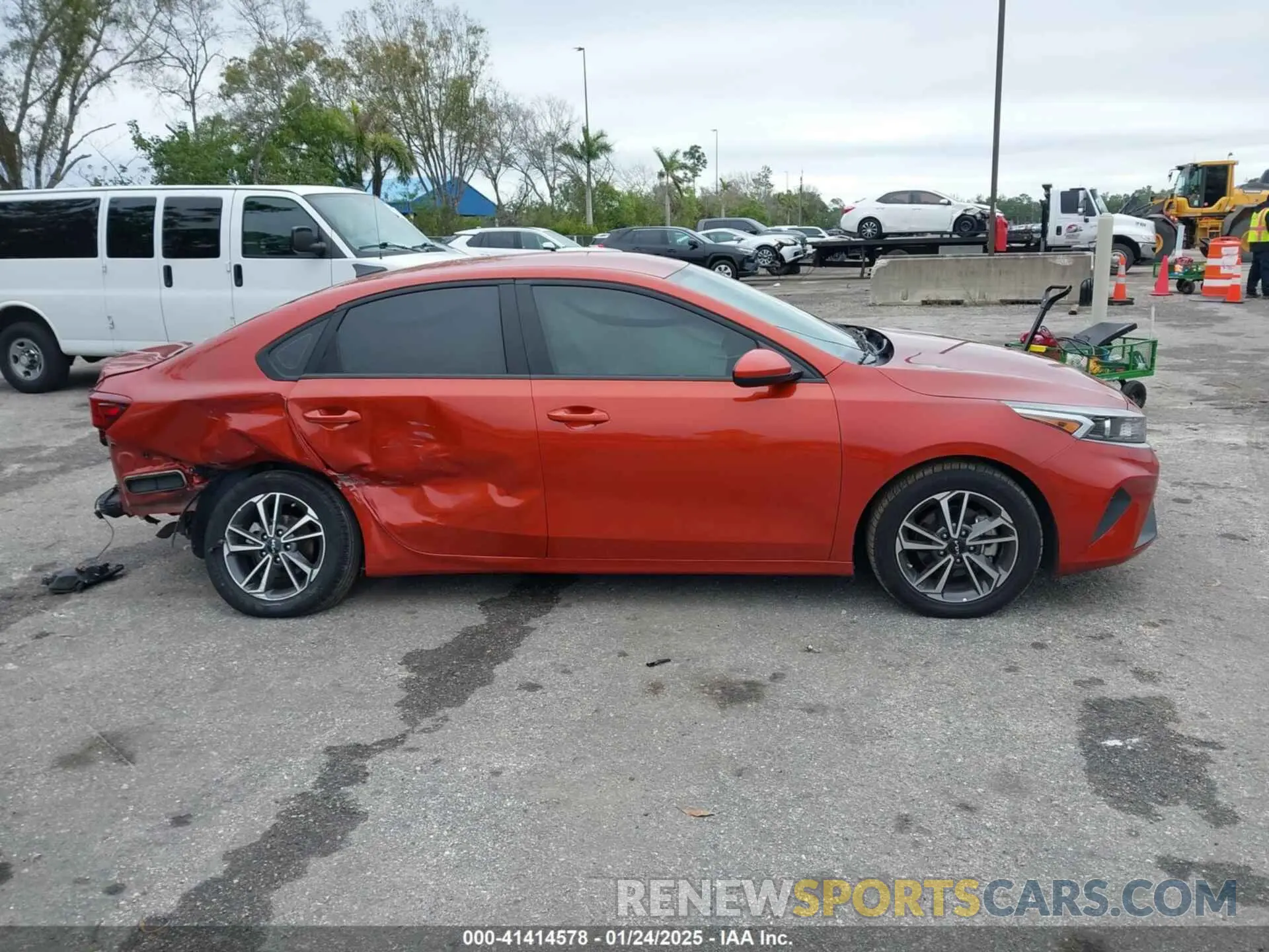 13 fotografías del automóvil dañado 3KPF24AD8PE524236 KIA FORTE 2023