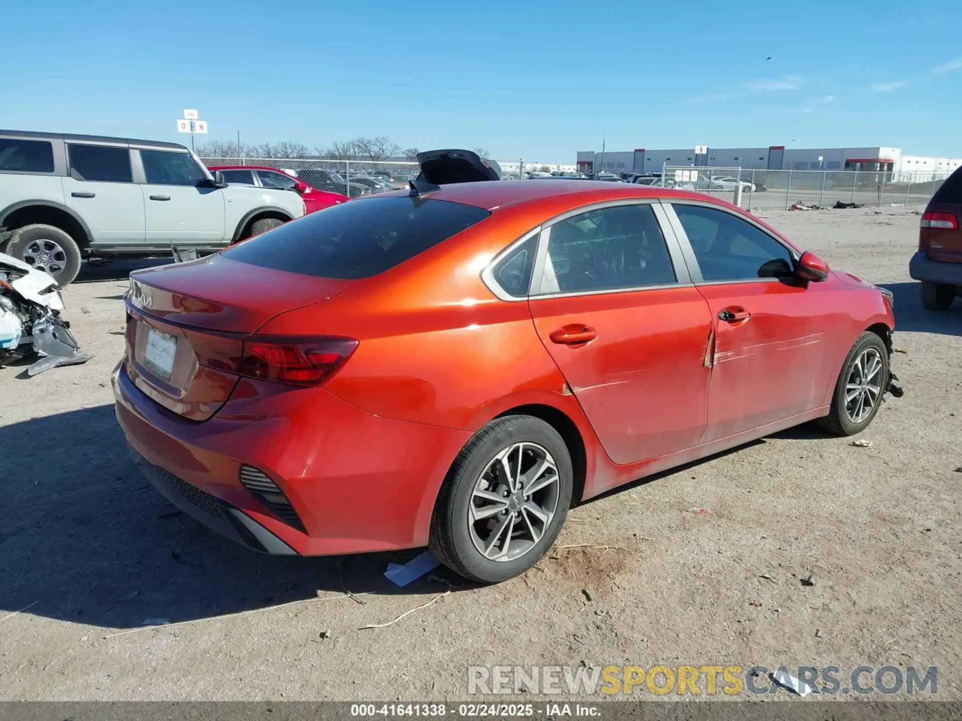 4 fotografías del automóvil dañado 3KPF24AD8PE680891 KIA FORTE 2023
