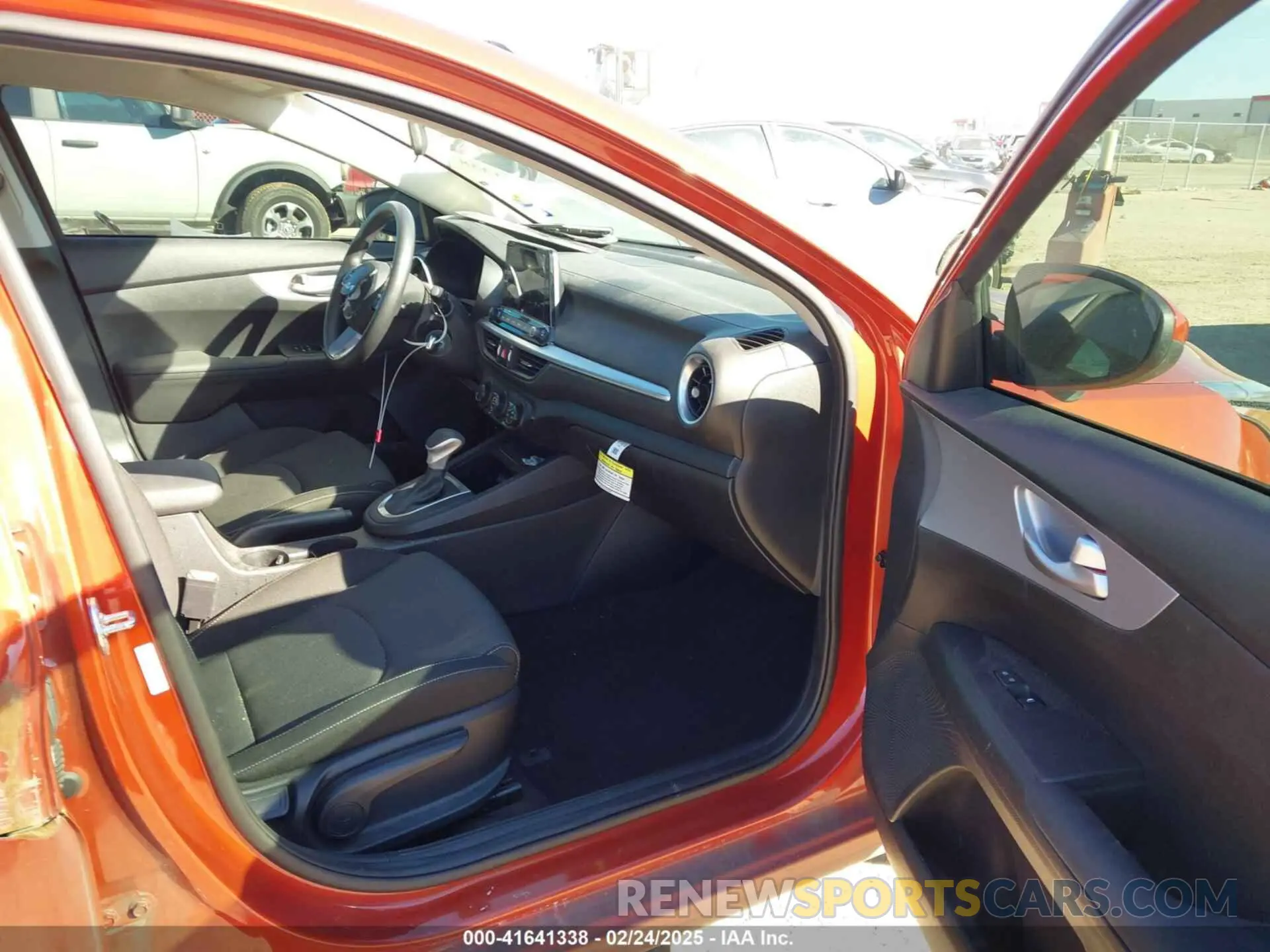 5 fotografías del automóvil dañado 3KPF24AD8PE680891 KIA FORTE 2023