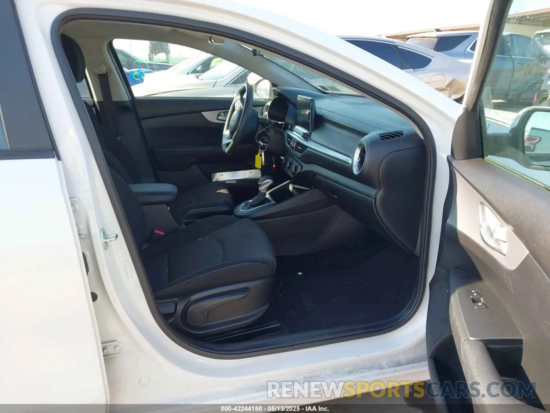 5 fotografías del automóvil dañado 3KPF24AD9PE559996 KIA FORTE 2023
