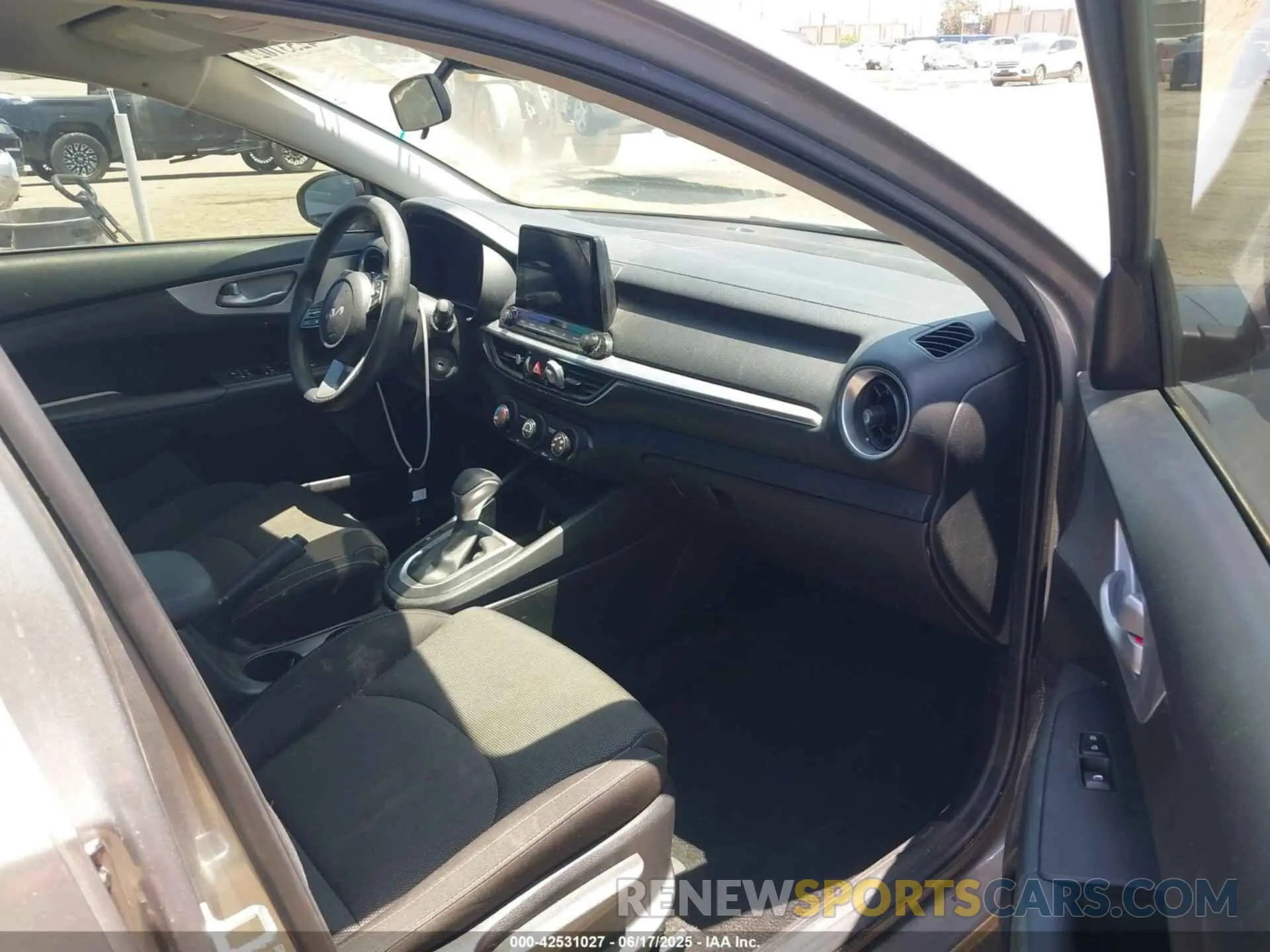 5 fotografías del automóvil dañado 3KPF24AD9PE606962 KIA FORTE 2023