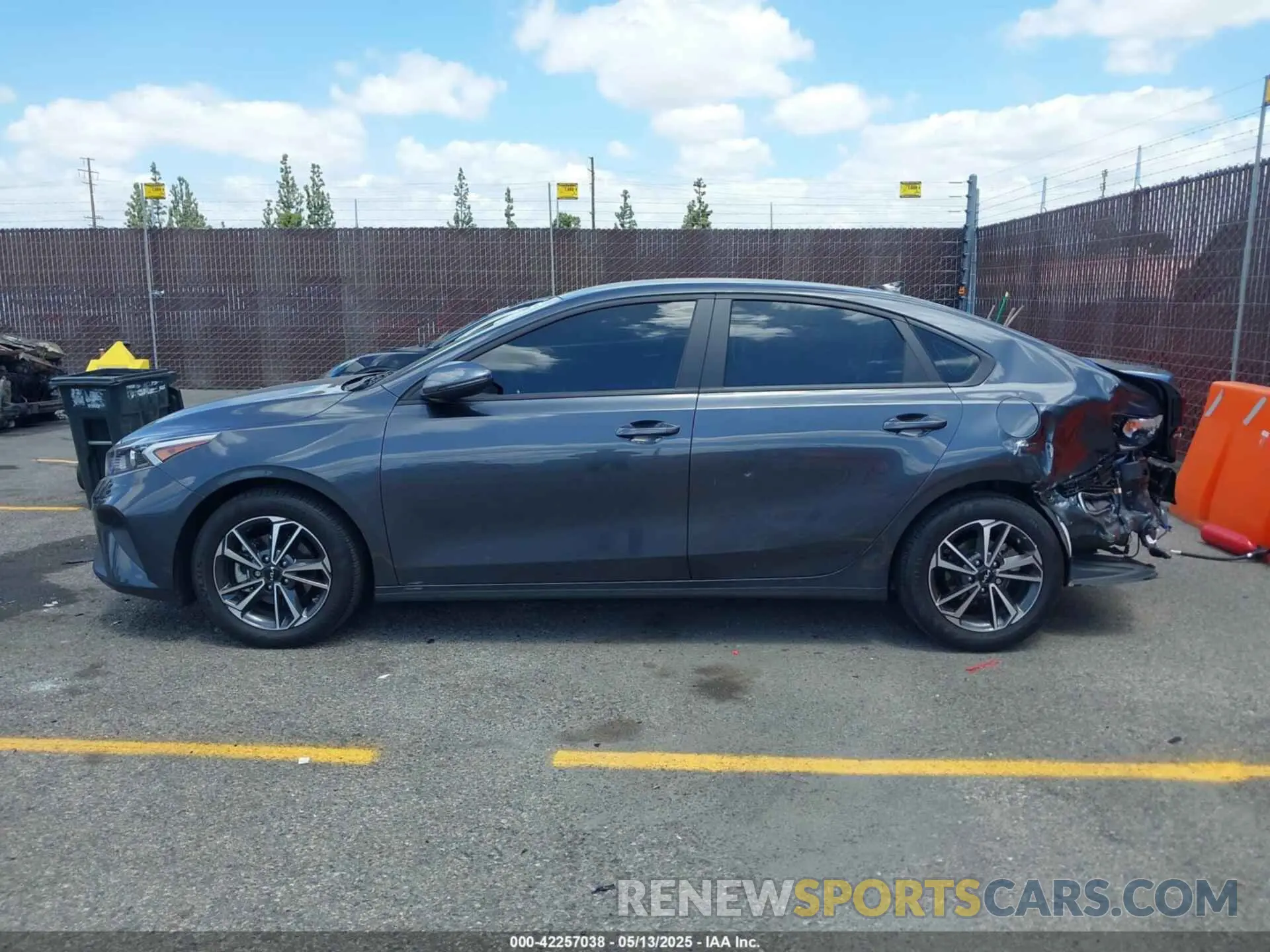 14 fotografías del automóvil dañado 3KPF24ADXPE608509 KIA FORTE 2023