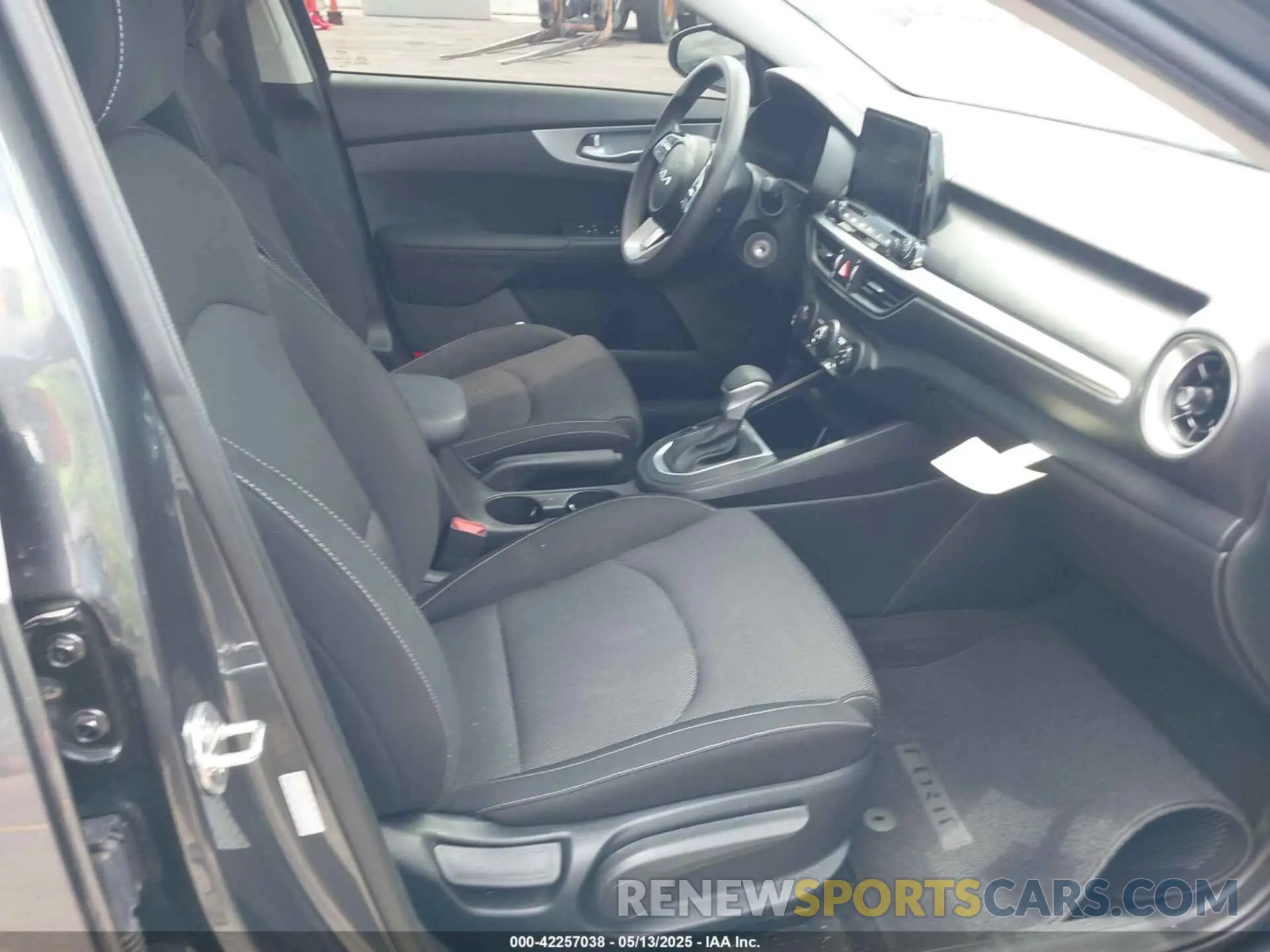5 fotografías del automóvil dañado 3KPF24ADXPE608509 KIA FORTE 2023