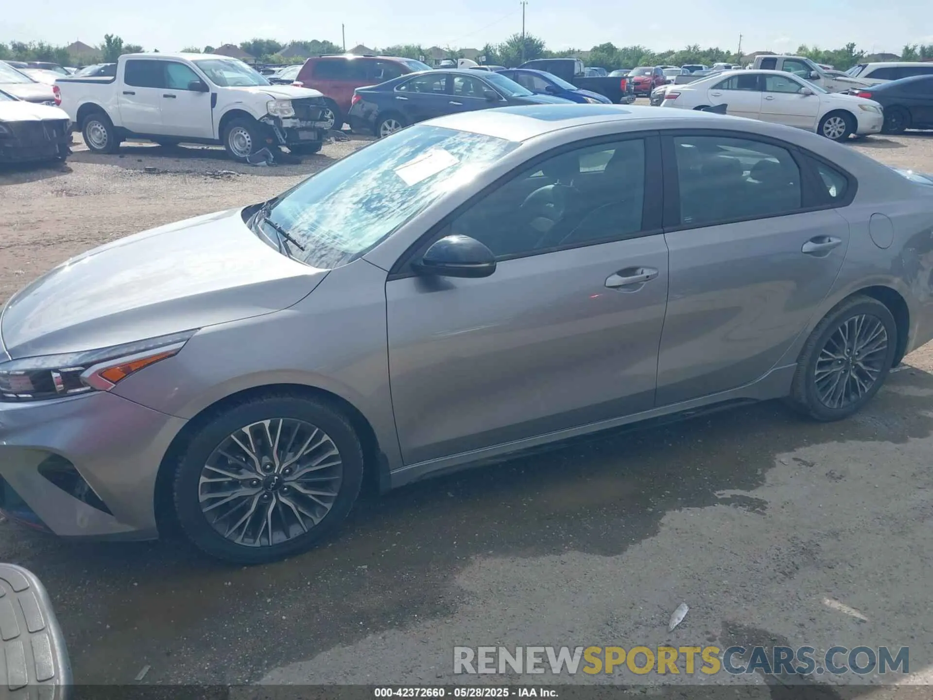 2 fotografías del automóvil dañado 3KPF54AD1PE580011 KIA FORTE 2023