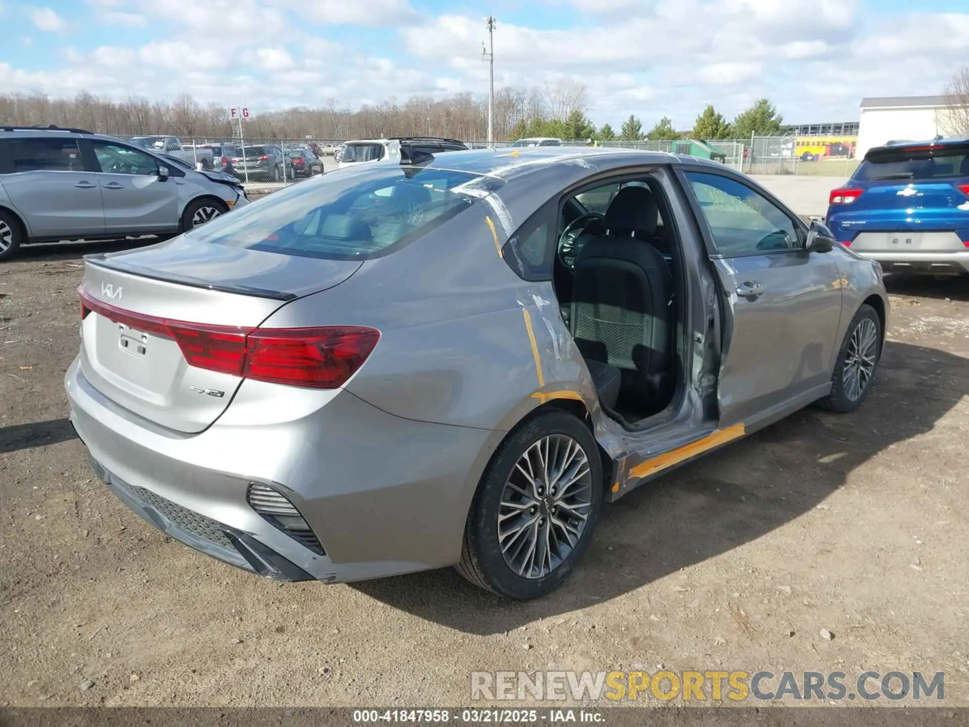 4 fotografías del automóvil dañado 3KPF54AD4PE553188 KIA FORTE 2023