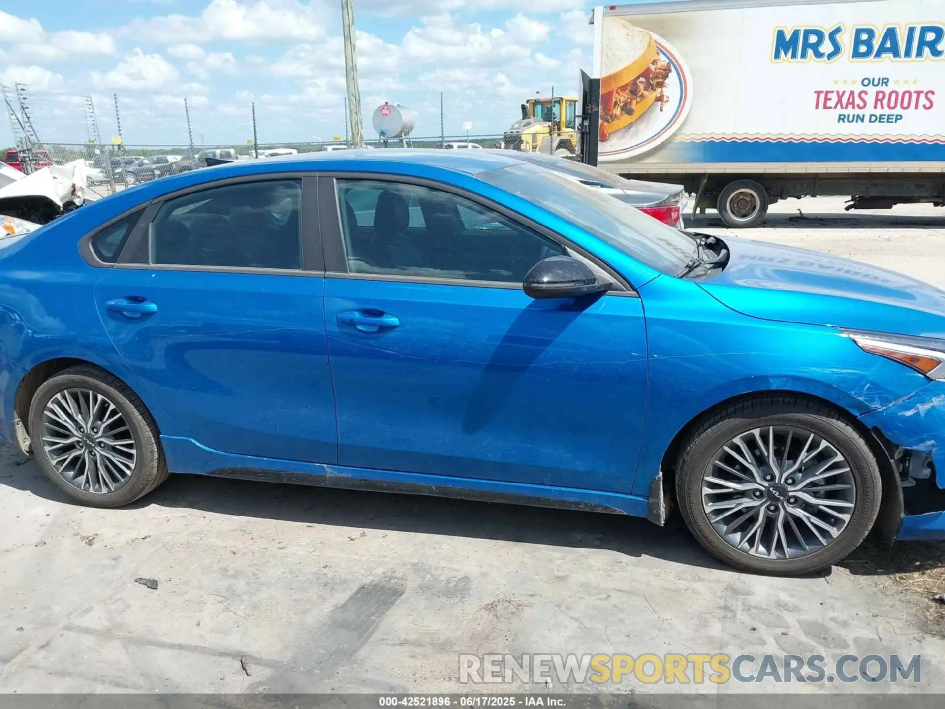 13 fotografías del automóvil dañado 3KPF54AD8PE618978 KIA FORTE 2023