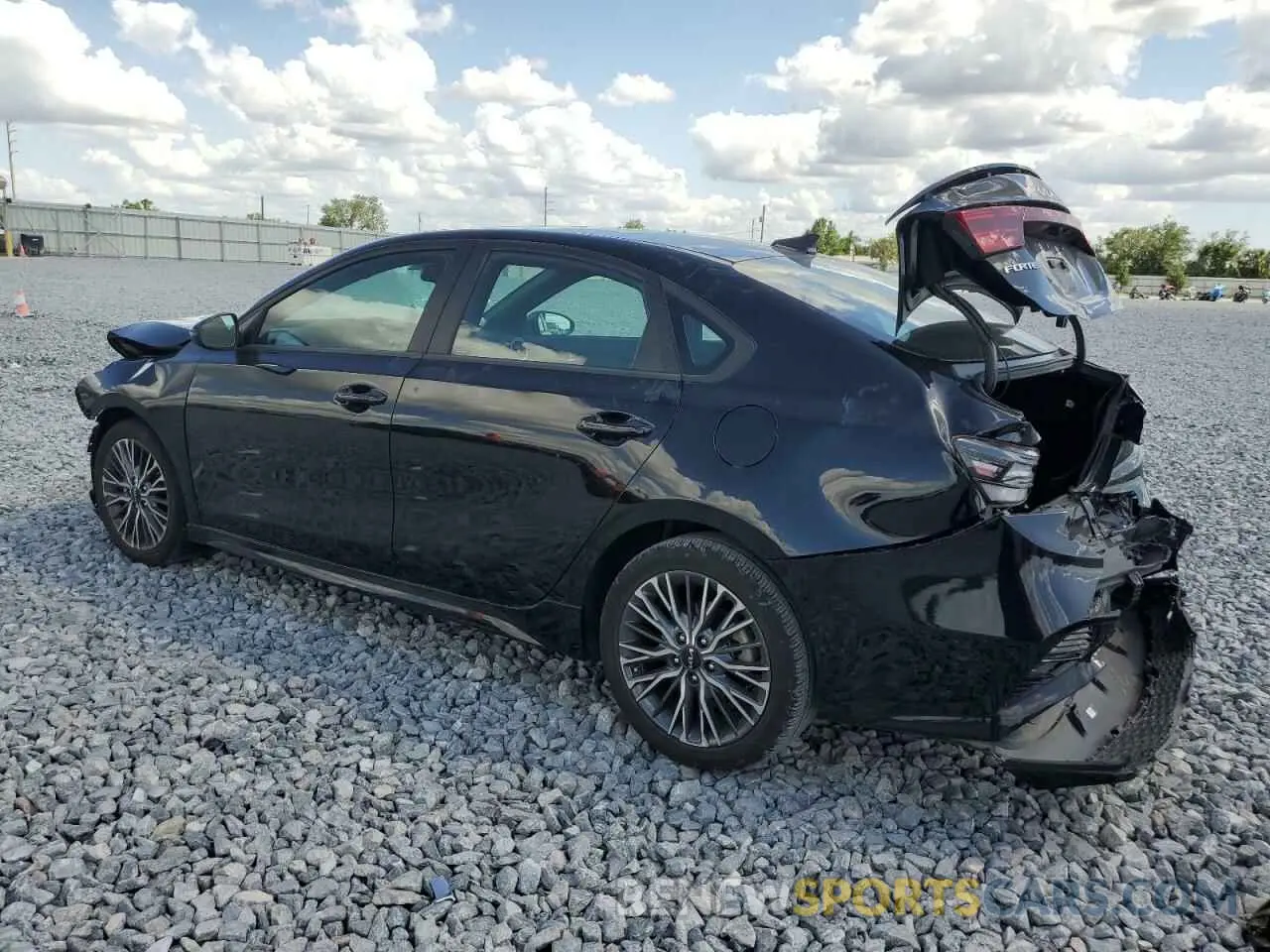 2 fotografías del automóvil dañado 3KPF54AD9PE565160 KIA FORTE 2023