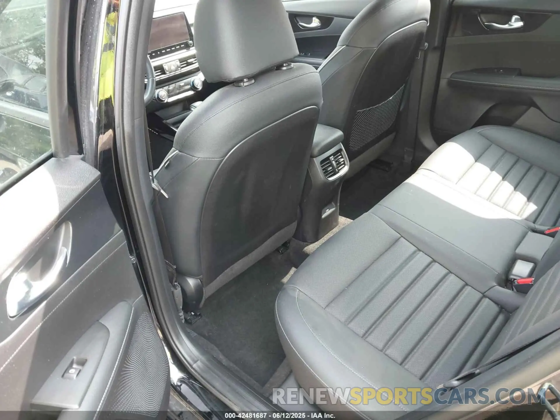 8 fotografías del automóvil dañado 3KPF54AD9PE648250 KIA FORTE 2023