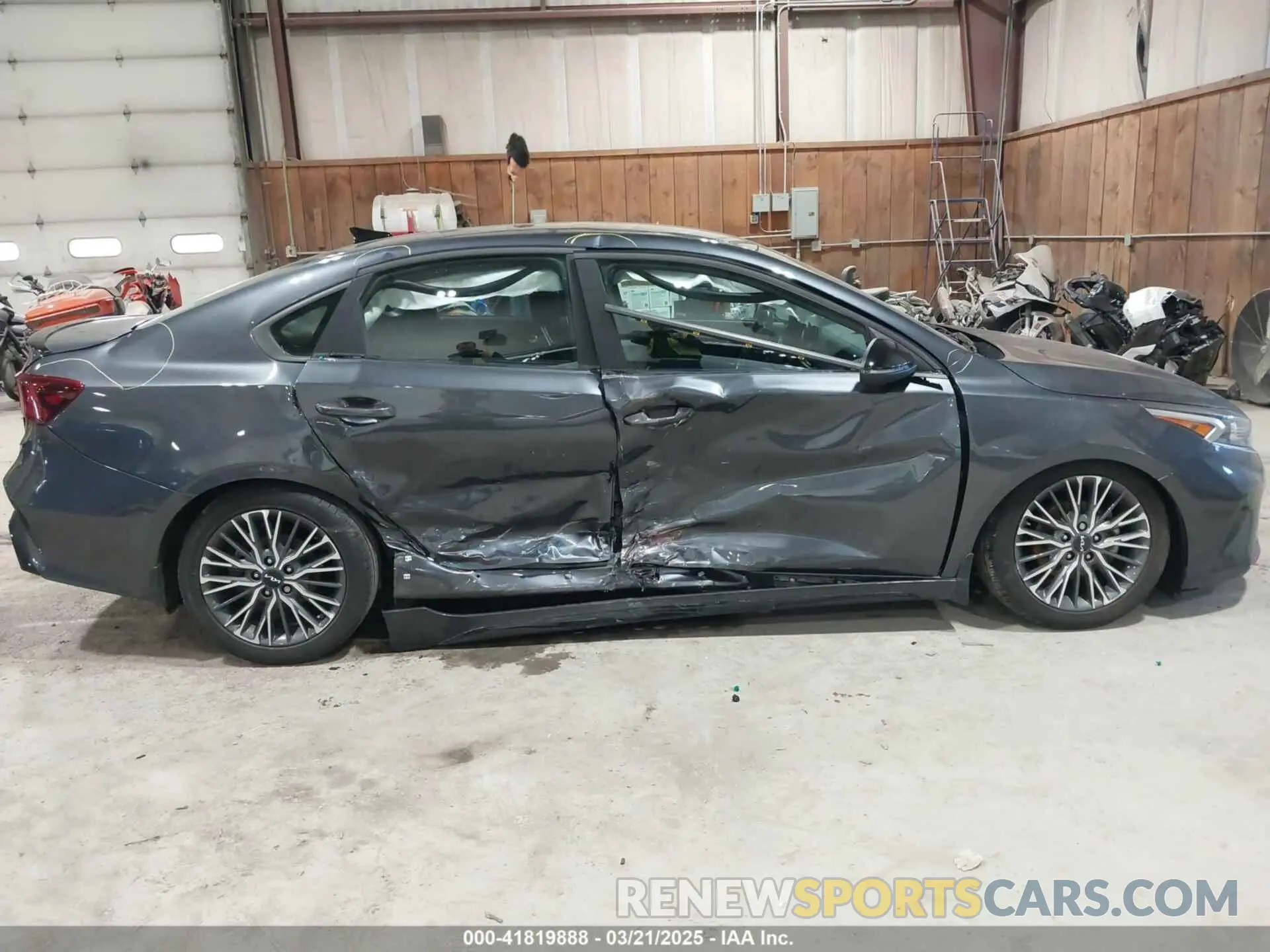 13 fotografías del automóvil dañado 3KPF54ADXPE535388 KIA FORTE 2023