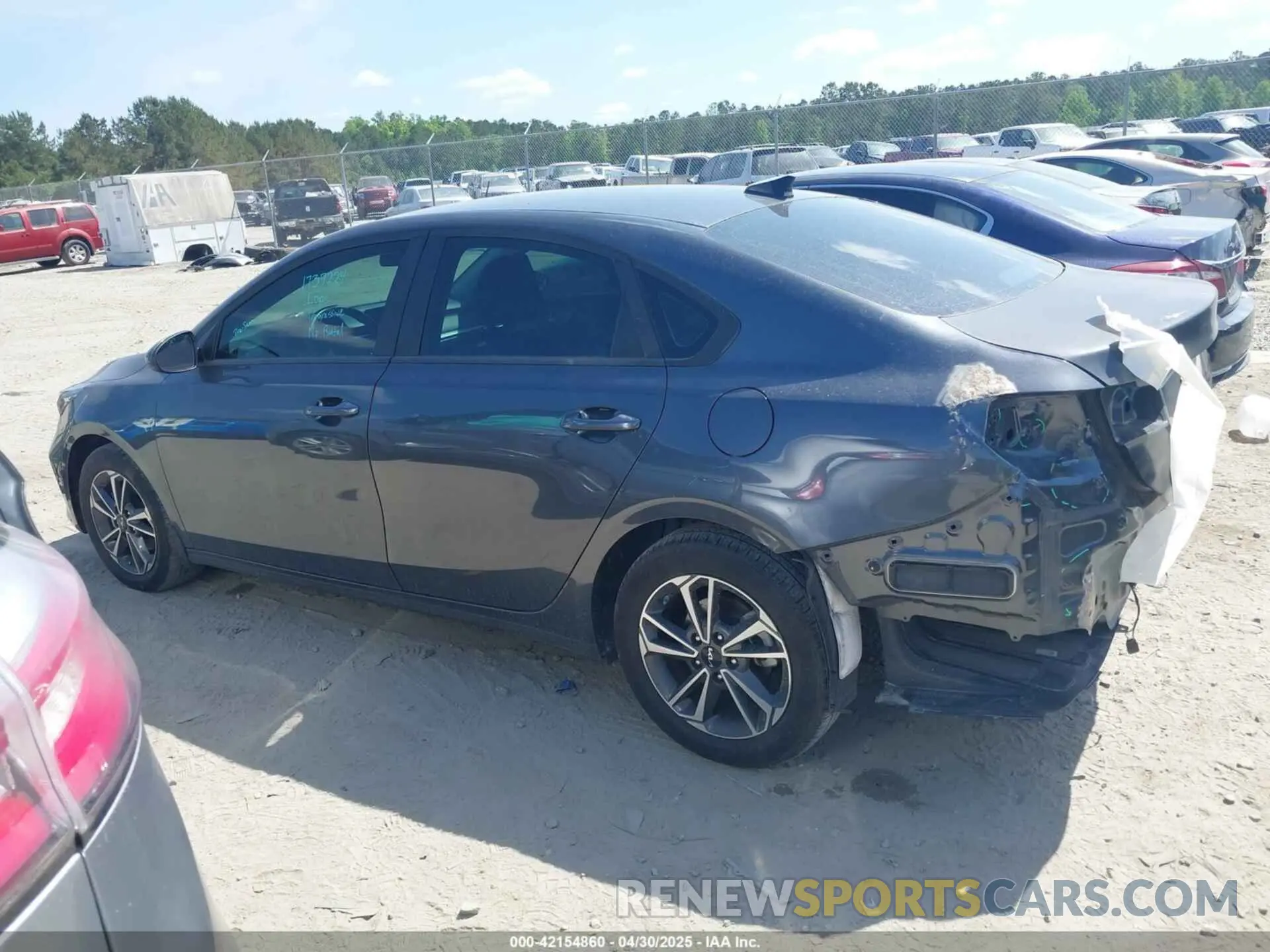 14 fotografías del automóvil dañado 3KPF24AD3RE757105 KIA FORTE 2024