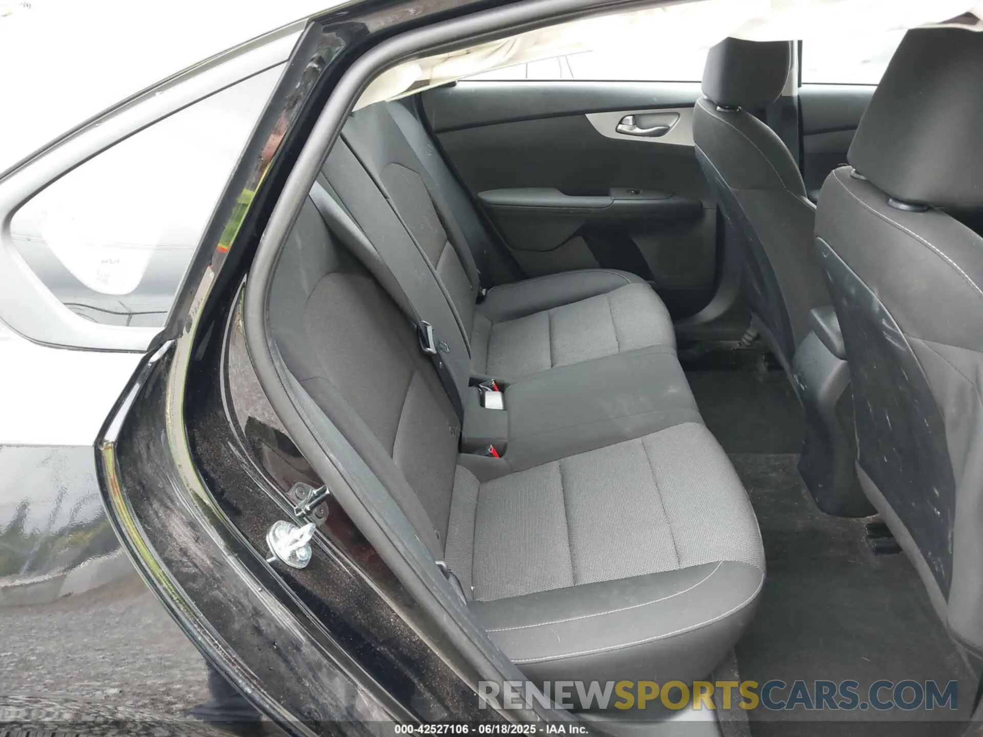 8 fotografías del automóvil dañado 3KPF24AD3RE810983 KIA FORTE 2024