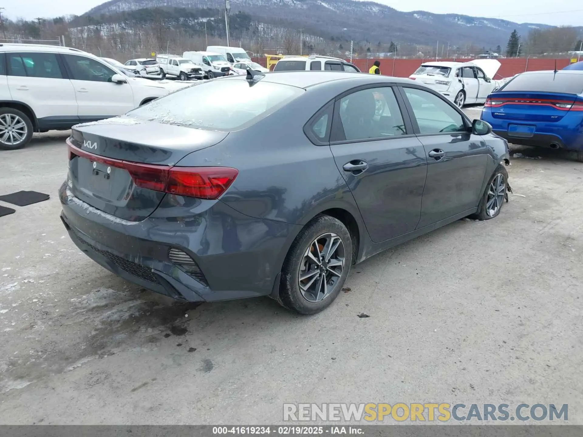 4 fotografías del automóvil dañado 3KPF24AD3RE816900 KIA FORTE 2024