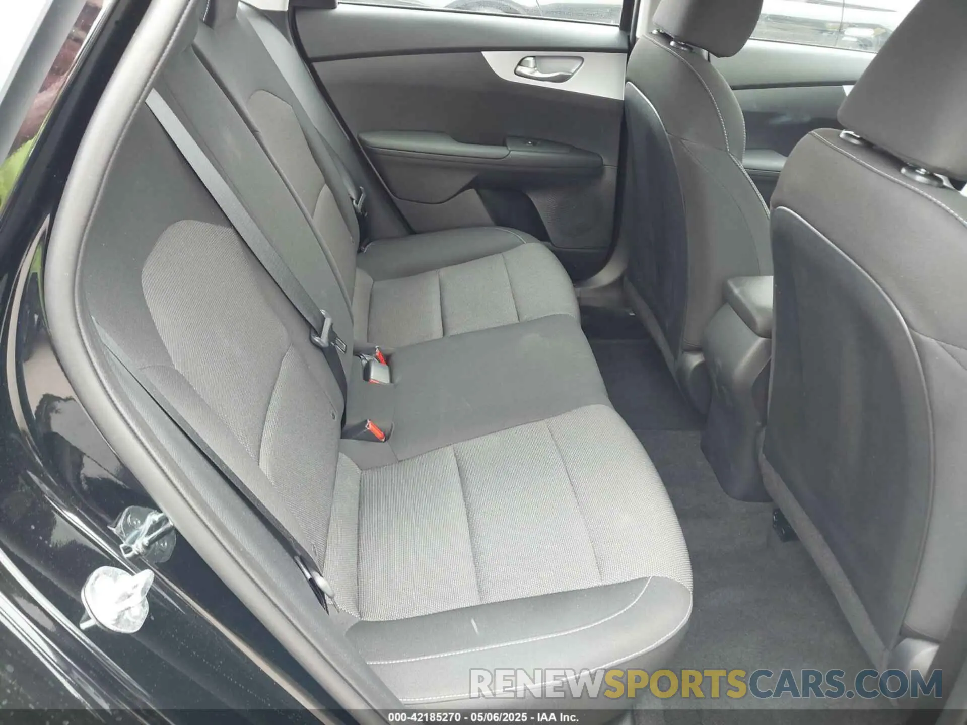 8 fotografías del automóvil dañado 3KPF24AD3RE817366 KIA FORTE 2024