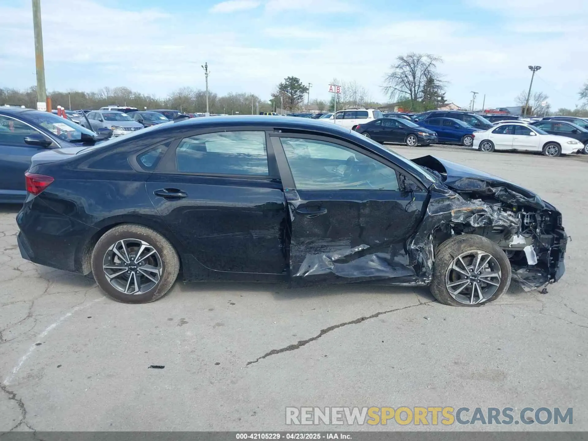 14 fotografías del automóvil dañado 3KPF24AD3RE817626 KIA FORTE 2024