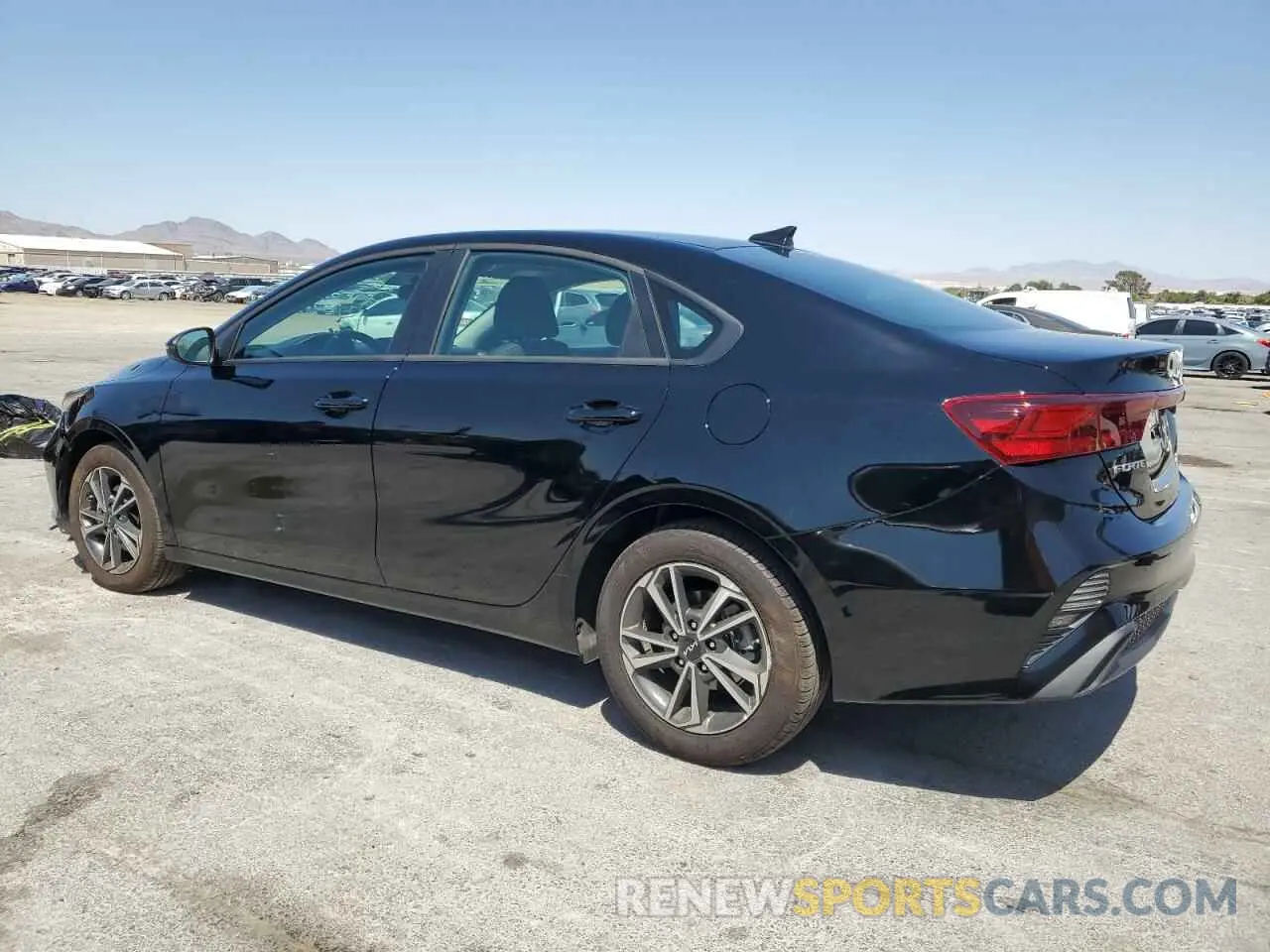 2 fotografías del automóvil dañado 3KPF24AD3RE818159 KIA FORTE 2024