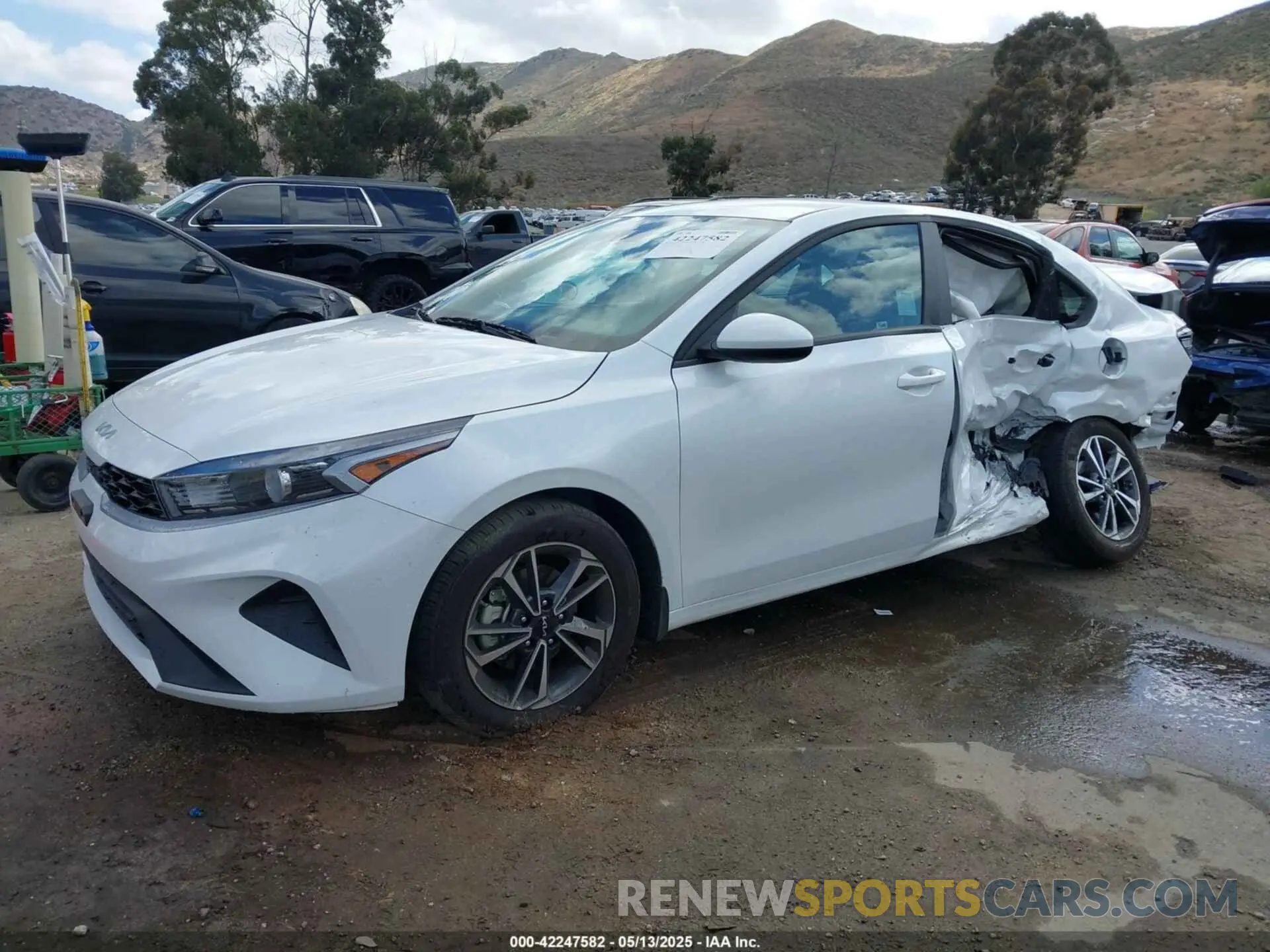 2 fotografías del automóvil dañado 3KPF24AD3RE819344 KIA FORTE 2024
