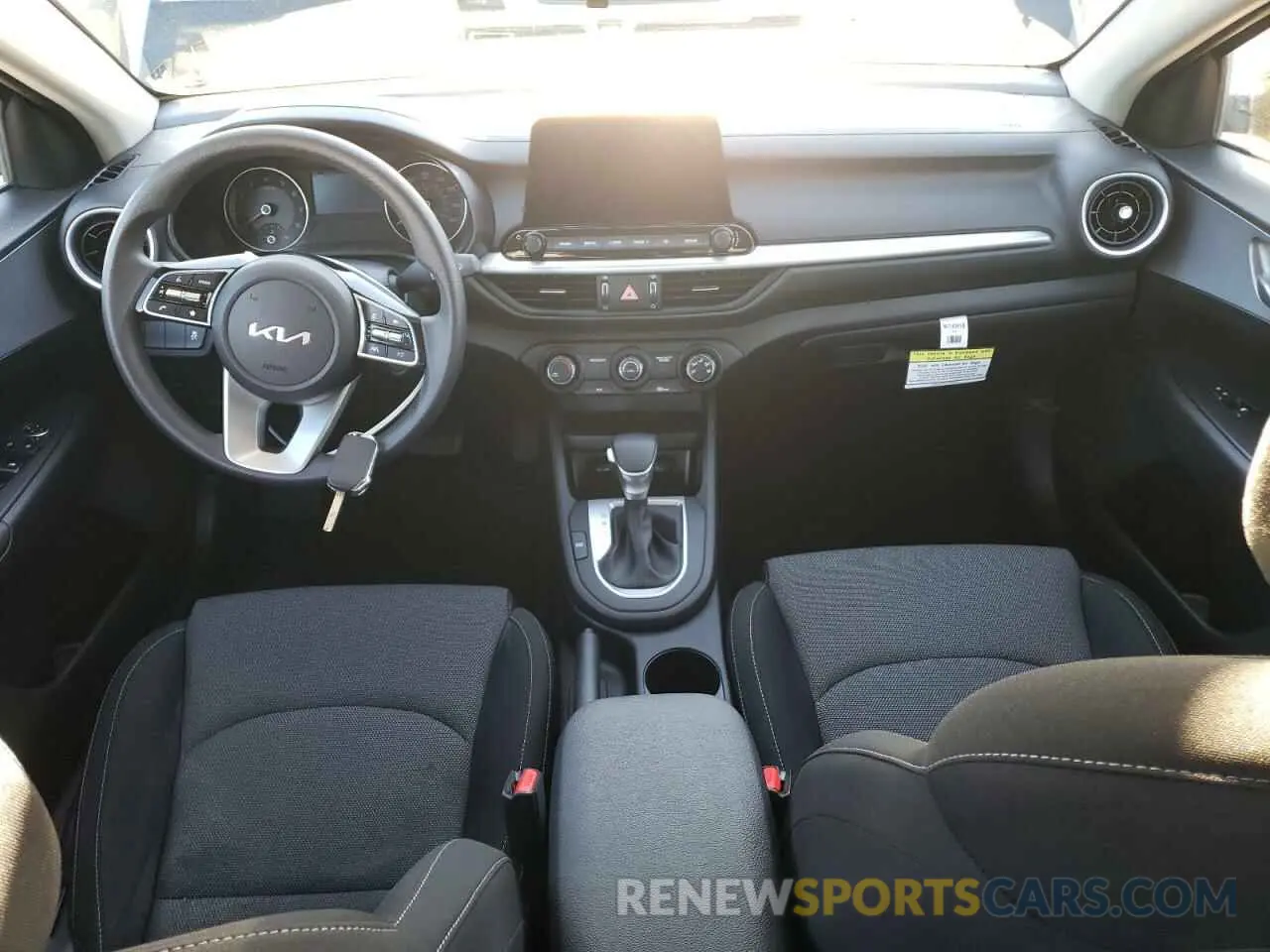 8 fotografías del automóvil dañado 3KPF24AD3RE820333 KIA FORTE 2024