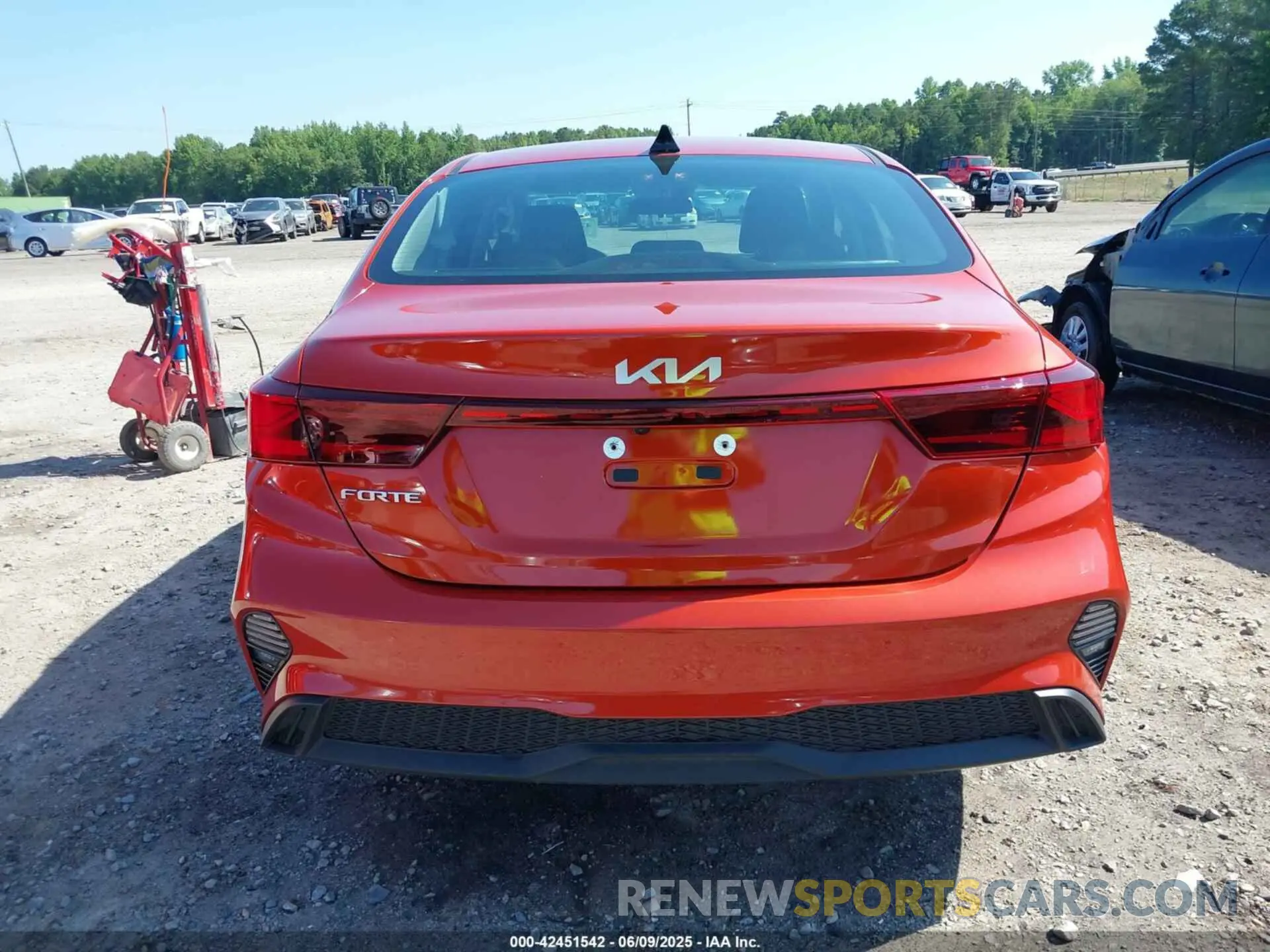 16 fotografías del automóvil dañado 3KPF24AD5RE726437 KIA FORTE 2024