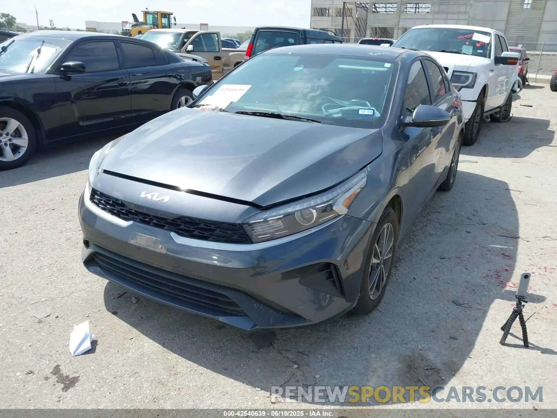 2 fotografías del automóvil dañado 3KPF24AD5RE738846 KIA FORTE 2024
