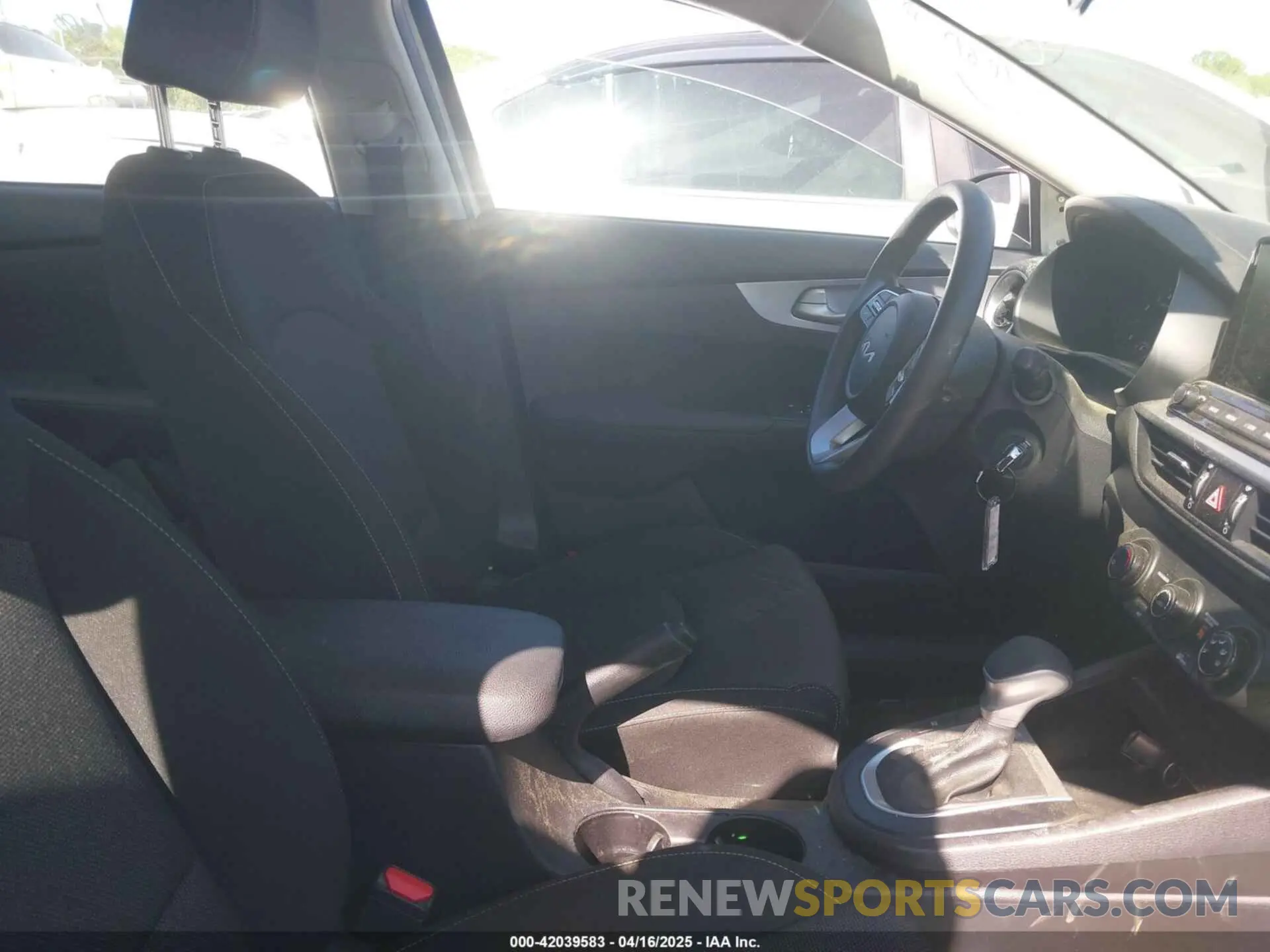 5 fotografías del automóvil dañado 3KPF24AD5RE755808 KIA FORTE 2024