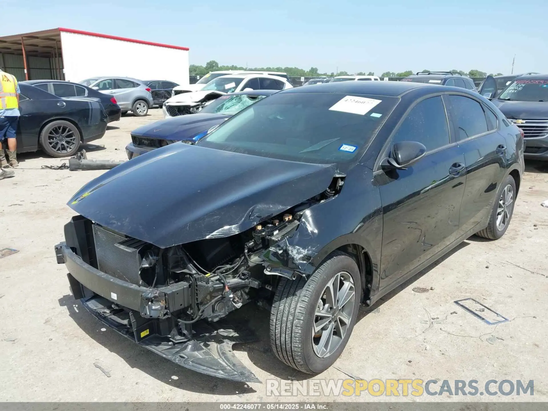 2 fotografías del automóvil dañado 3KPF24AD5RE811620 KIA FORTE 2024