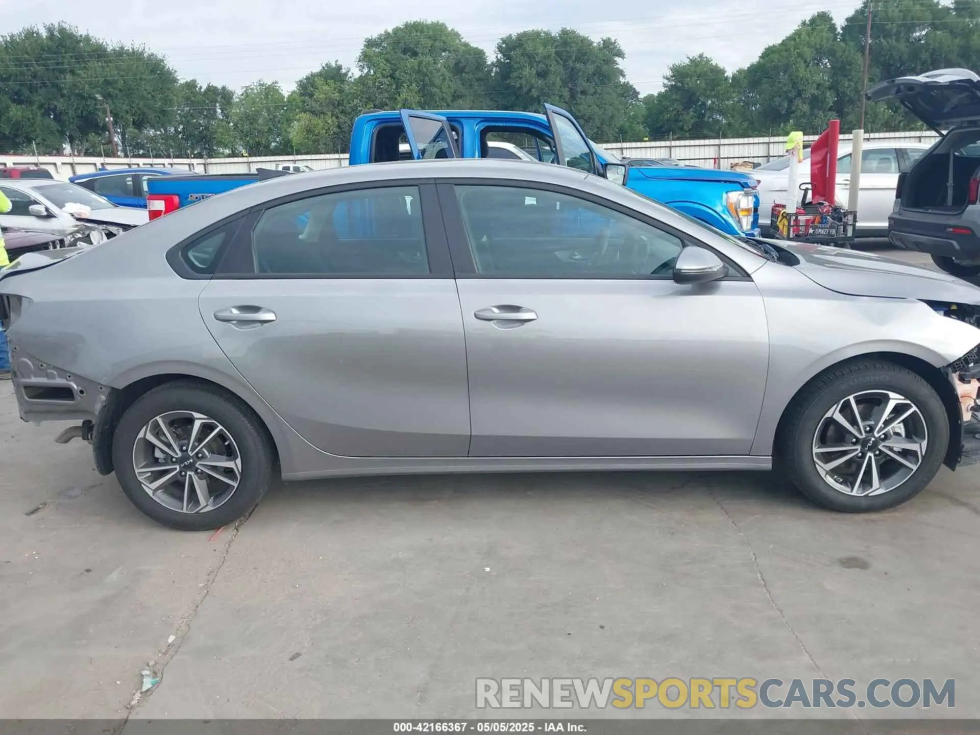 14 fotografías del automóvil dañado 3KPF24AD6RE836512 KIA FORTE 2024