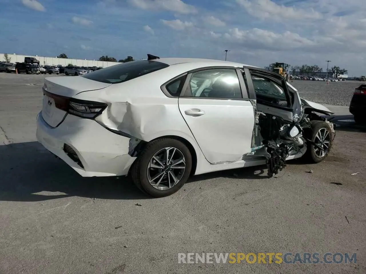 3 fotografías del automóvil dañado 3KPF24AD7RE733115 KIA FORTE 2024