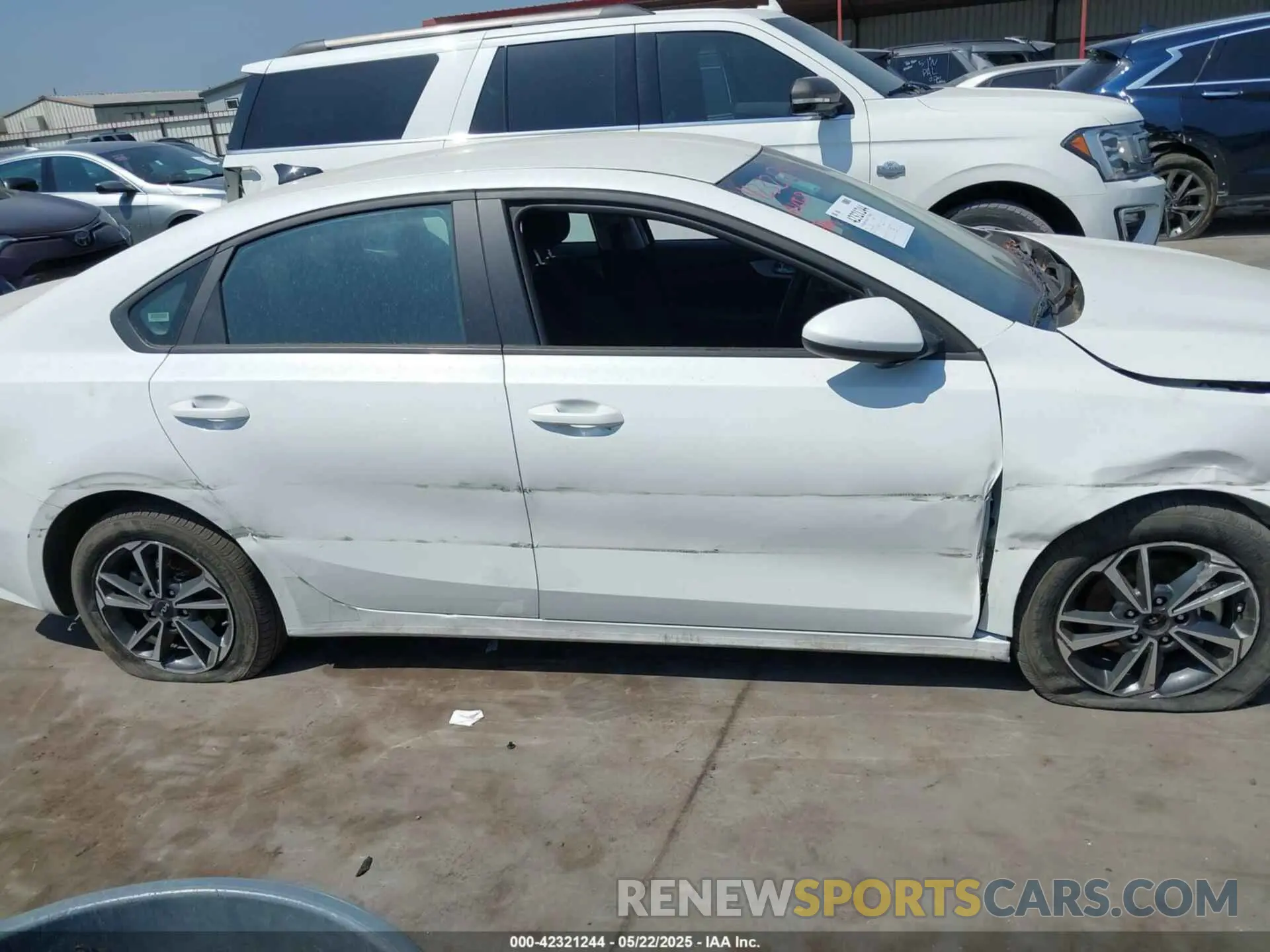 13 fotografías del automóvil dañado 3KPF24AD7RE765000 KIA FORTE 2024