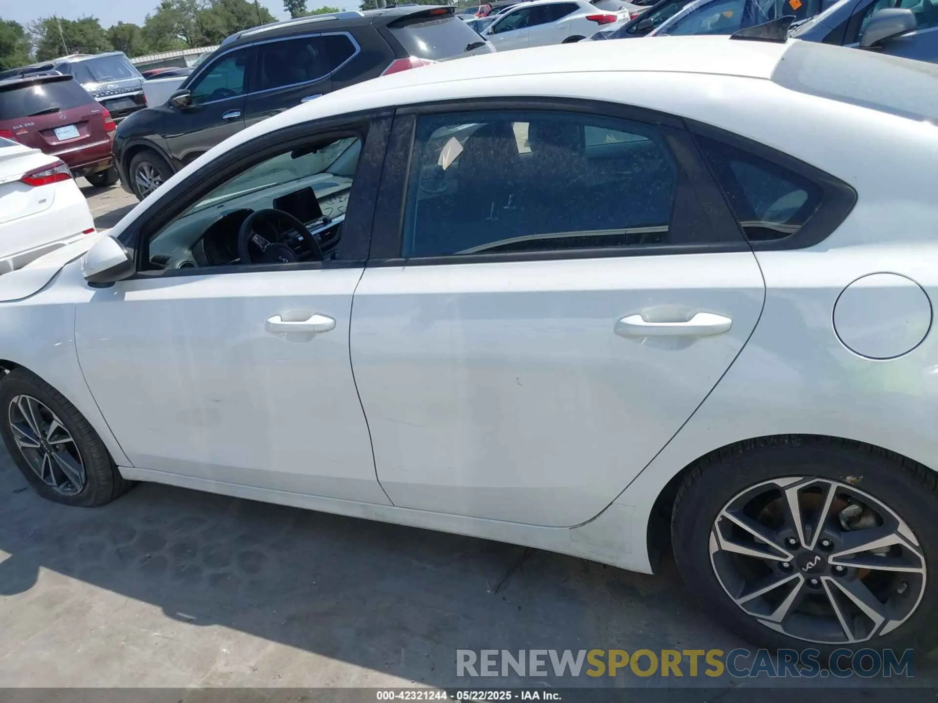 14 fotografías del automóvil dañado 3KPF24AD7RE765000 KIA FORTE 2024
