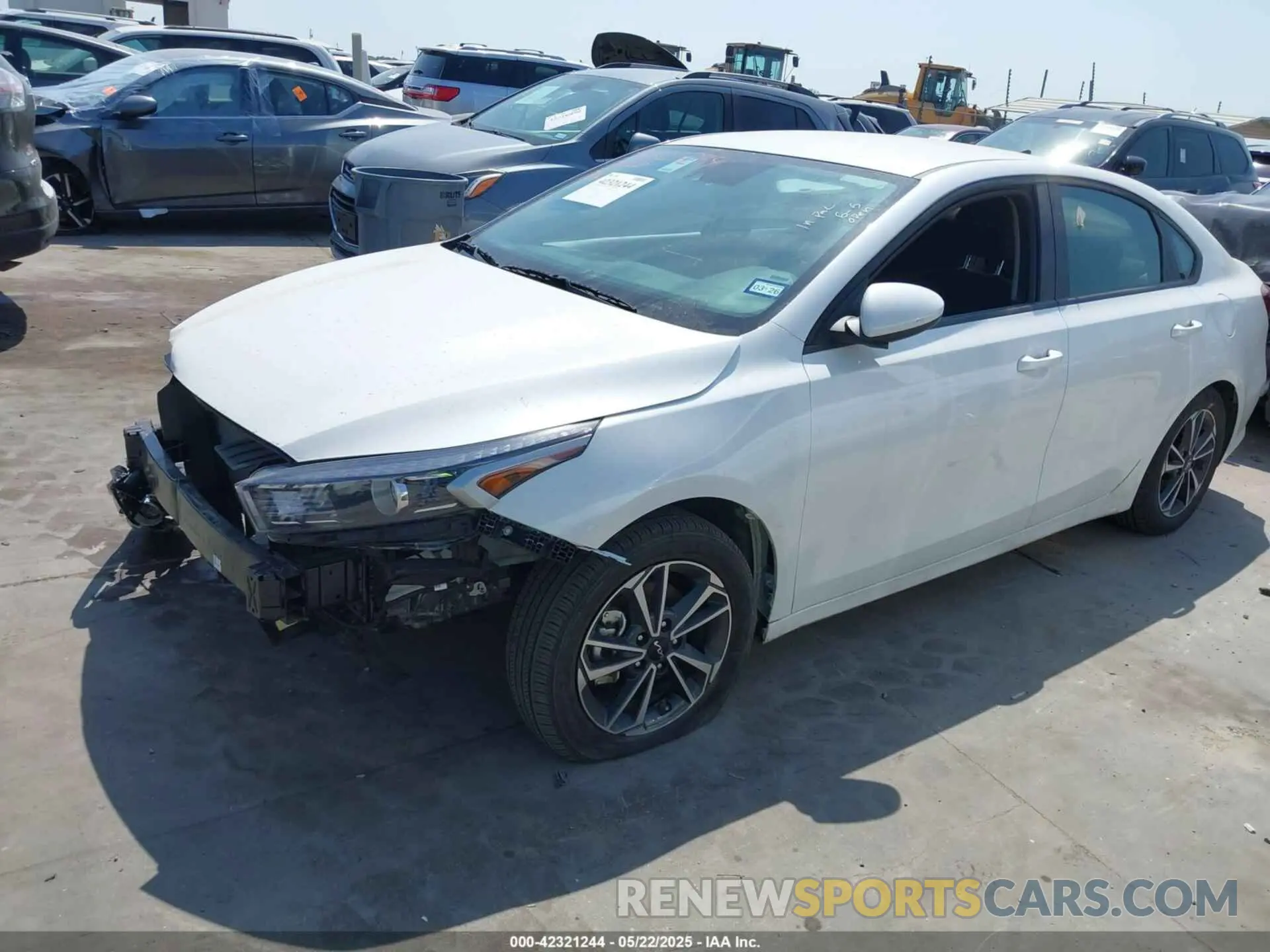 2 fotografías del automóvil dañado 3KPF24AD7RE765000 KIA FORTE 2024