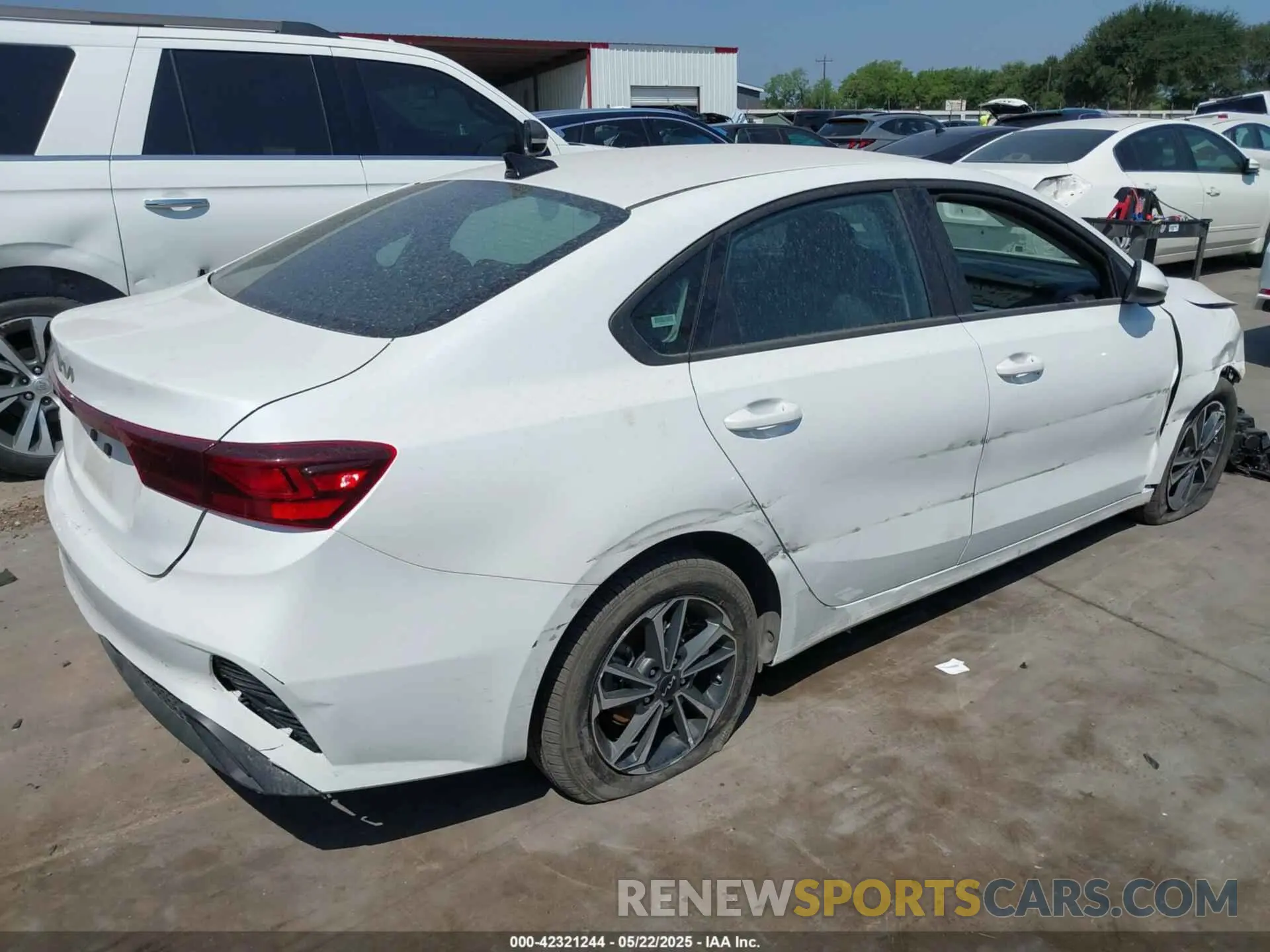 4 fotografías del automóvil dañado 3KPF24AD7RE765000 KIA FORTE 2024