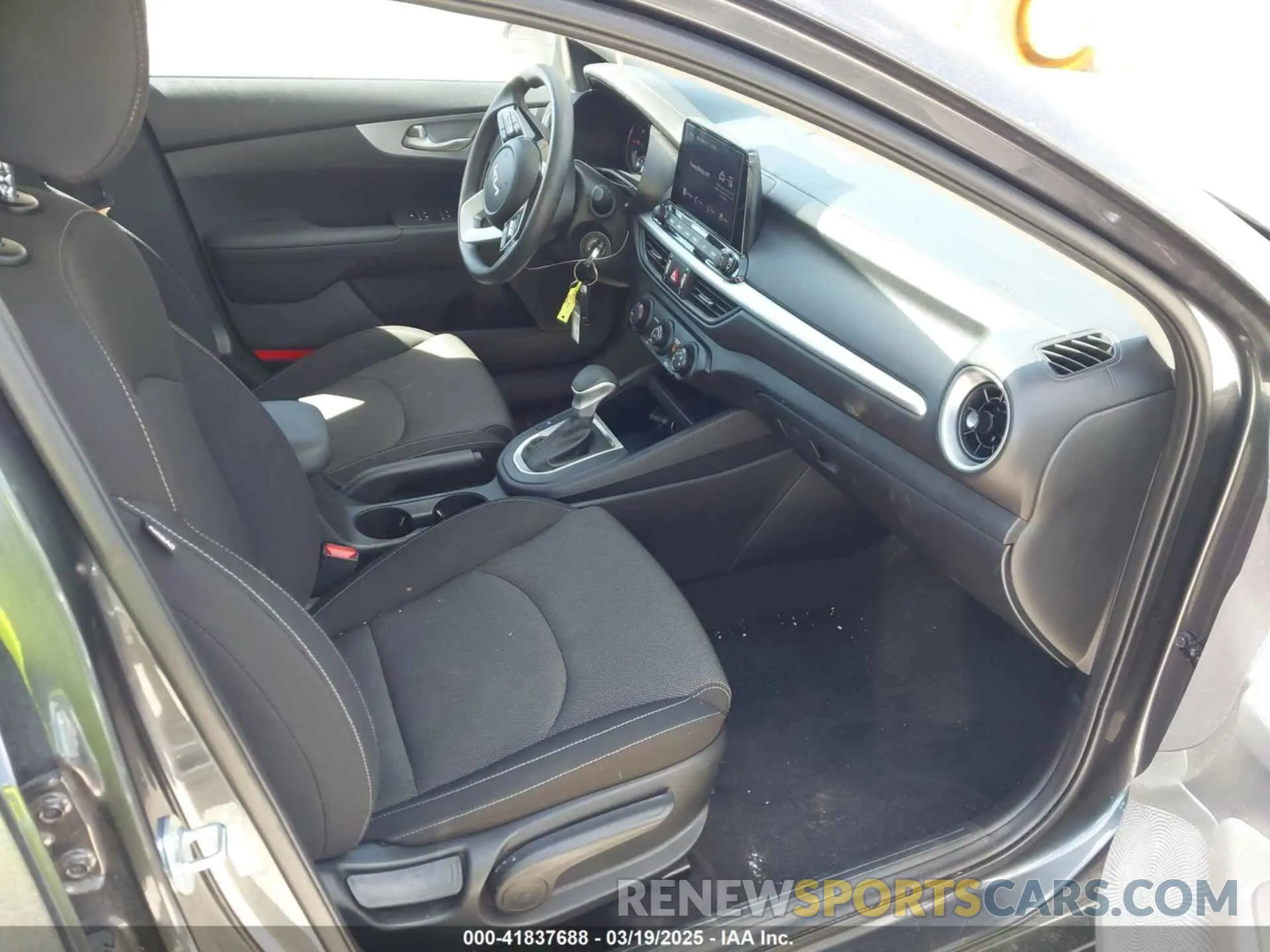 5 fotografías del automóvil dañado 3KPF24AD7RE785604 KIA FORTE 2024