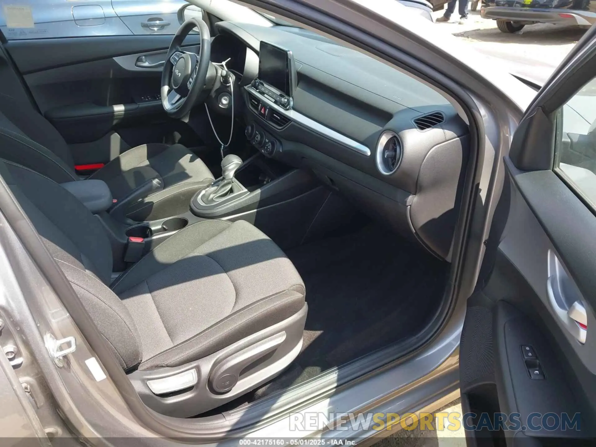 5 fotografías del automóvil dañado 3KPF24AD7RE837541 KIA FORTE 2024