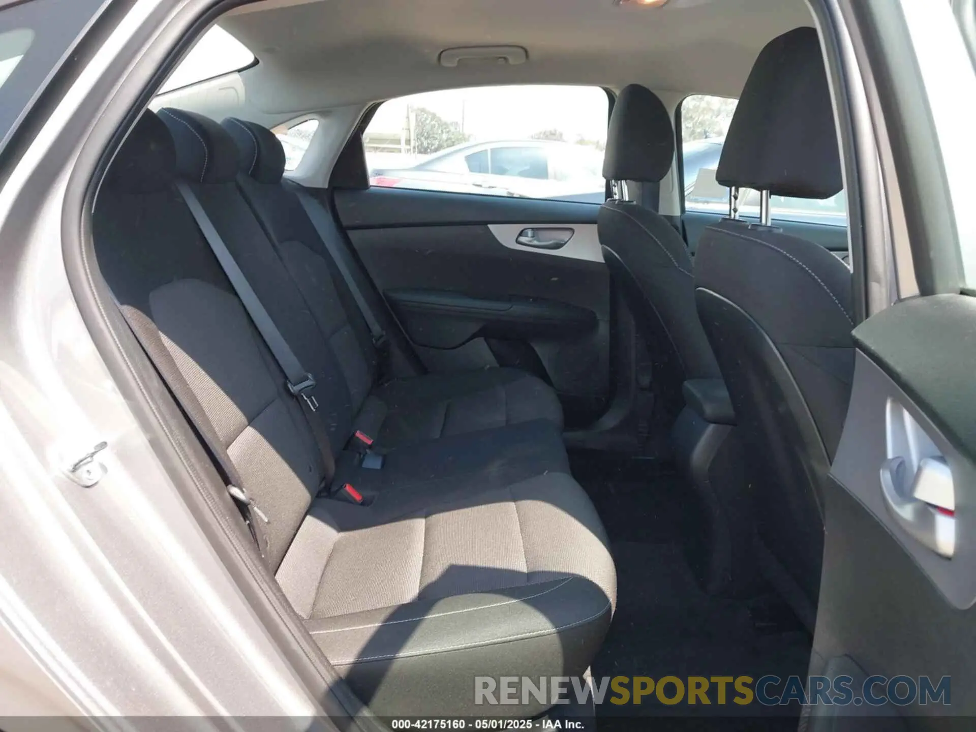 8 fotografías del automóvil dañado 3KPF24AD7RE837541 KIA FORTE 2024