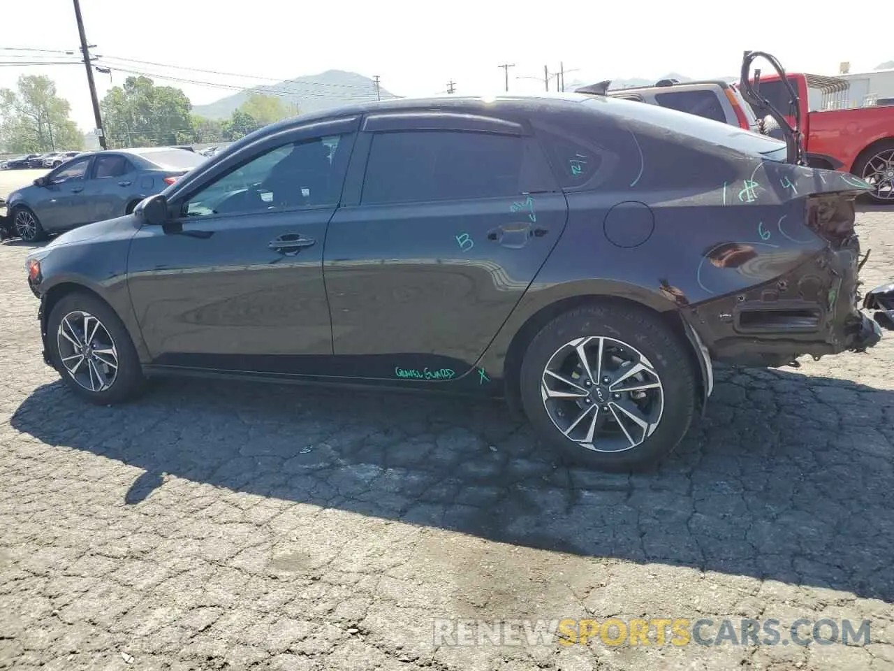2 fotografías del automóvil dañado 3KPF24AD8RE713665 KIA FORTE 2024