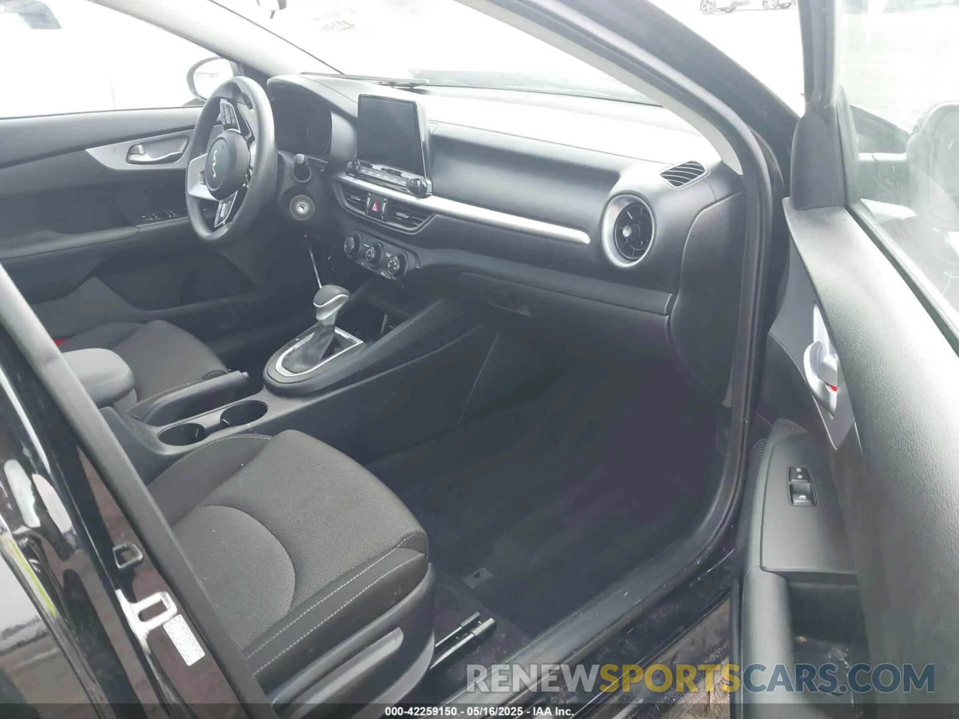 5 fotografías del automóvil dañado 3KPF24AD8RE714332 KIA FORTE 2024