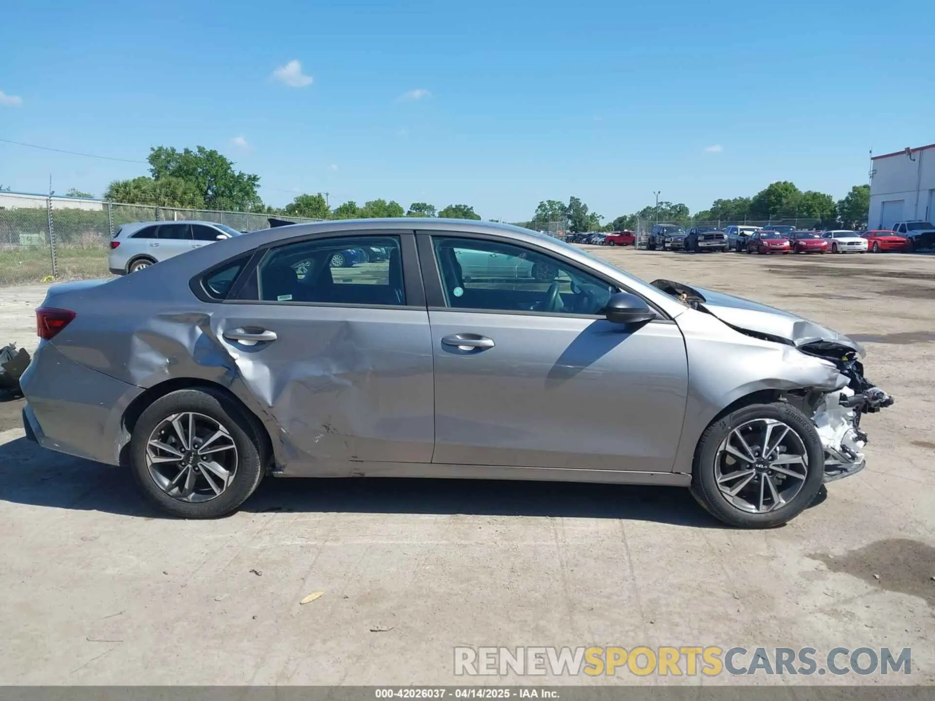 14 fotografías del automóvil dañado 3KPF24AD8RE726691 KIA FORTE 2024