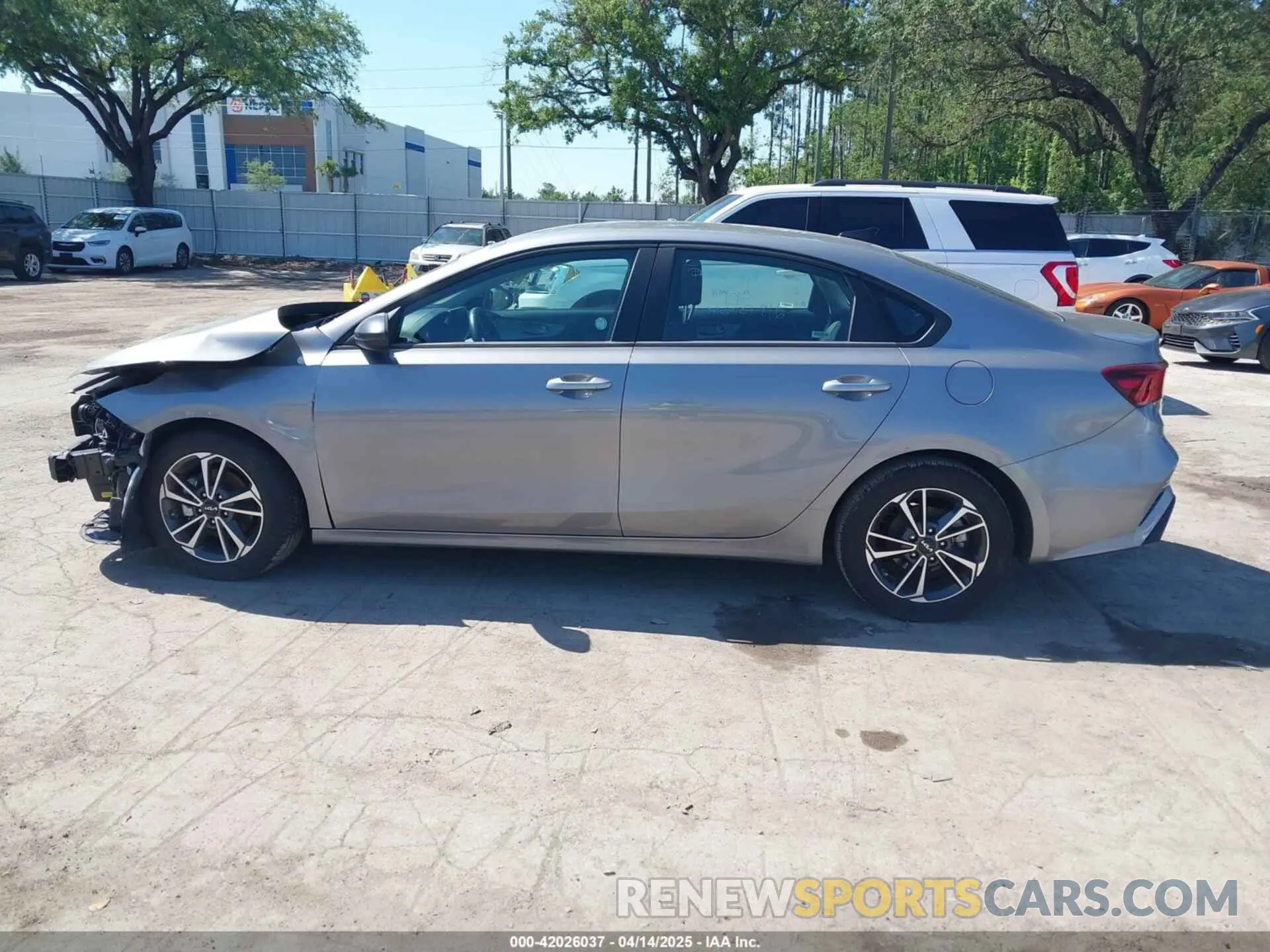 15 fotografías del automóvil dañado 3KPF24AD8RE726691 KIA FORTE 2024