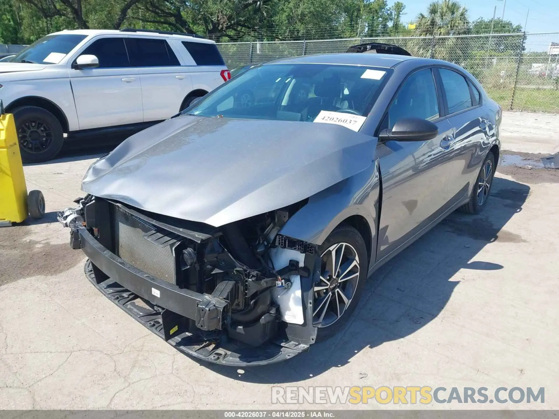 2 fotografías del automóvil dañado 3KPF24AD8RE726691 KIA FORTE 2024