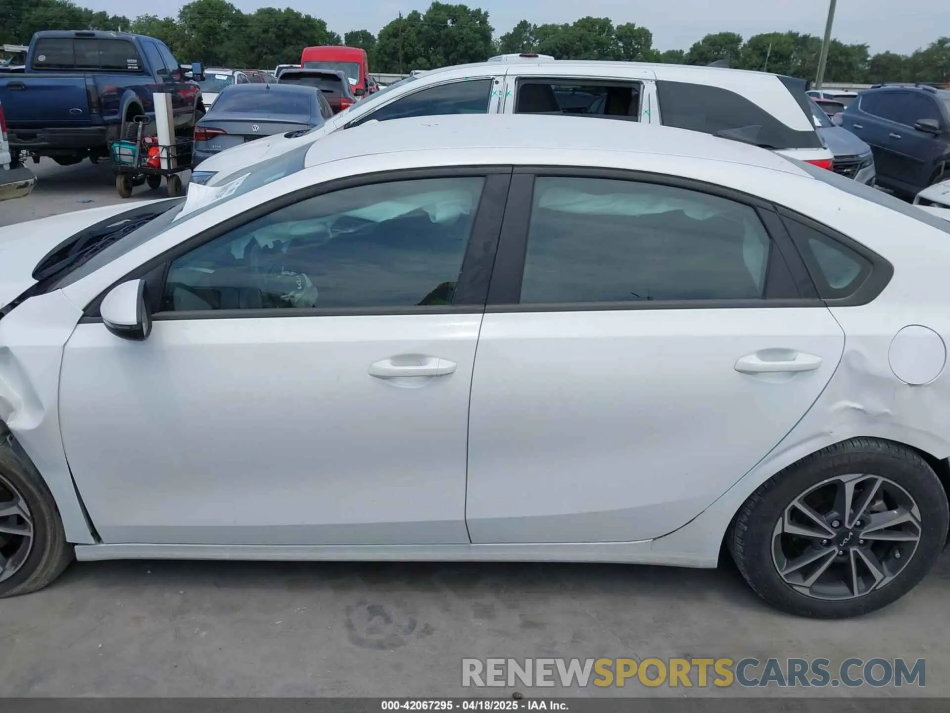 15 fotografías del automóvil dañado 3KPF24AD8RE728019 KIA FORTE 2024